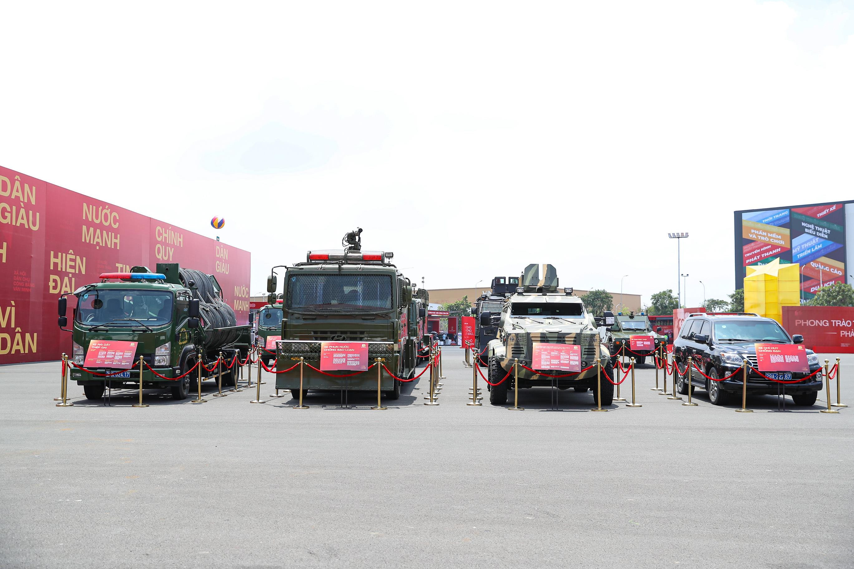 Cận cảnh xe chống đạn của Bộ Công an, thủng lốp vẫn chạy được 50km - 3