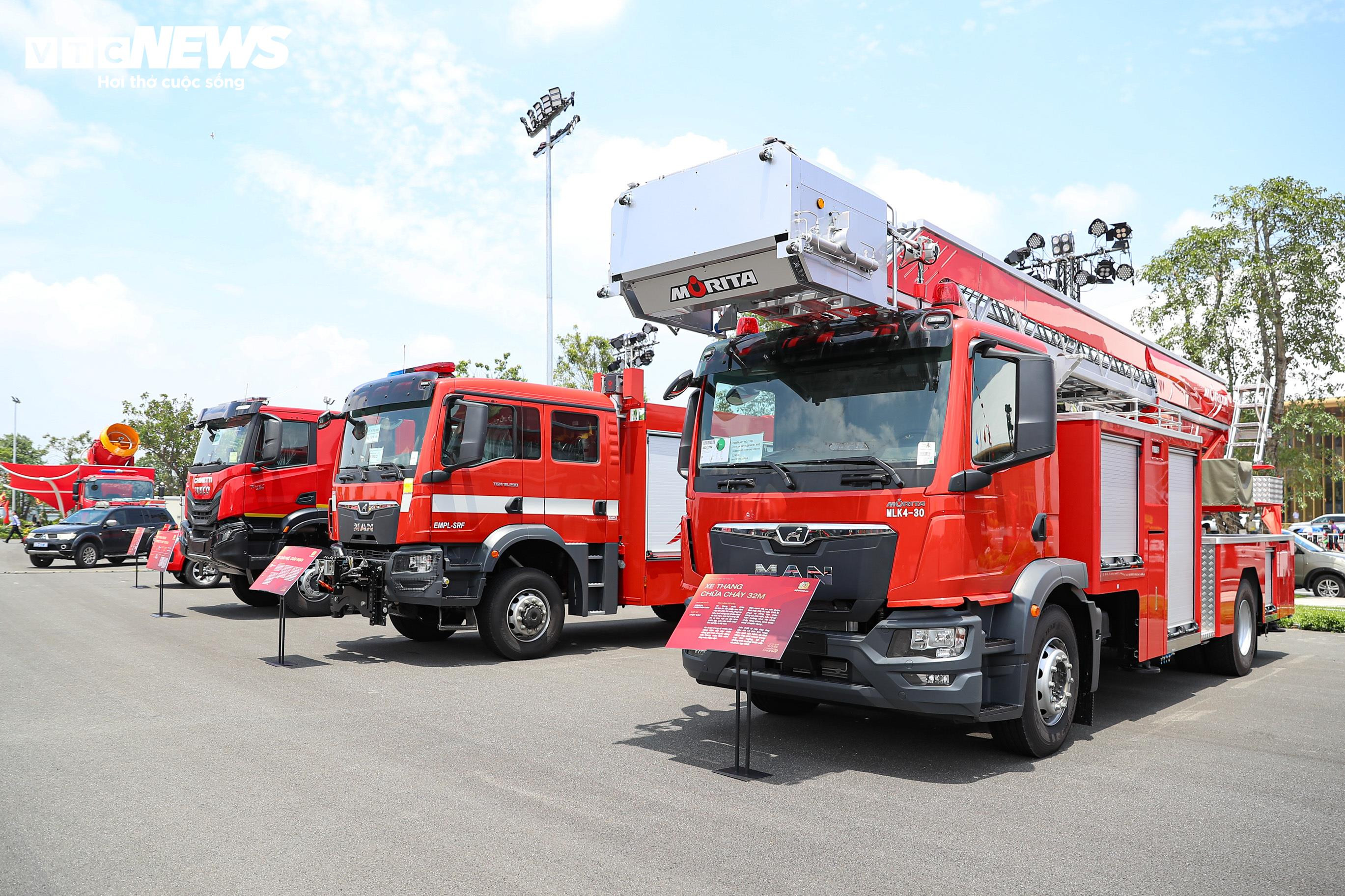 Cận cảnh xe chống đạn của Bộ Công an, thủng lốp vẫn chạy được 50km - 9