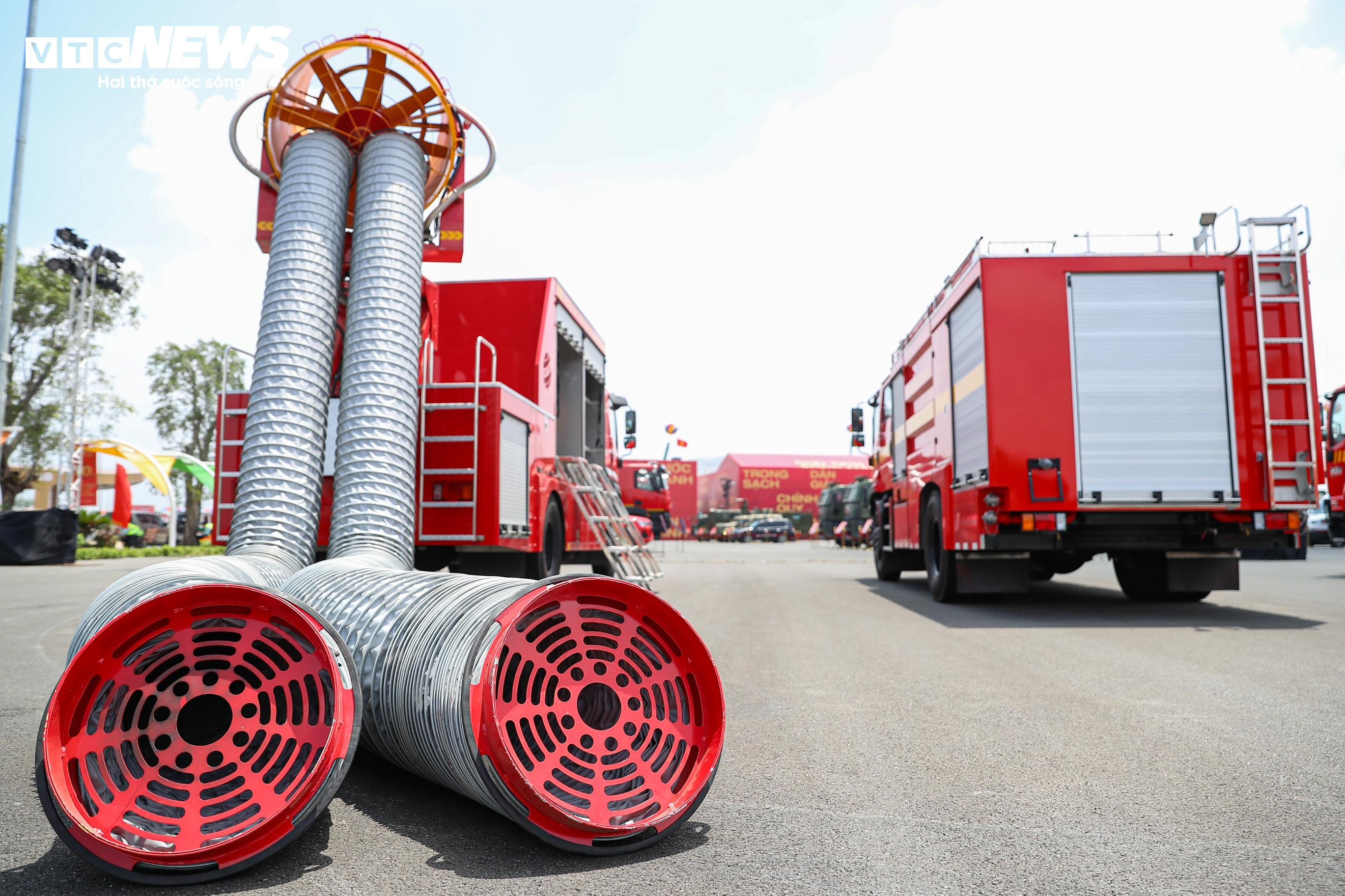 Cận cảnh xe chống đạn của Bộ Công an, thủng lốp vẫn chạy được 50km - 10