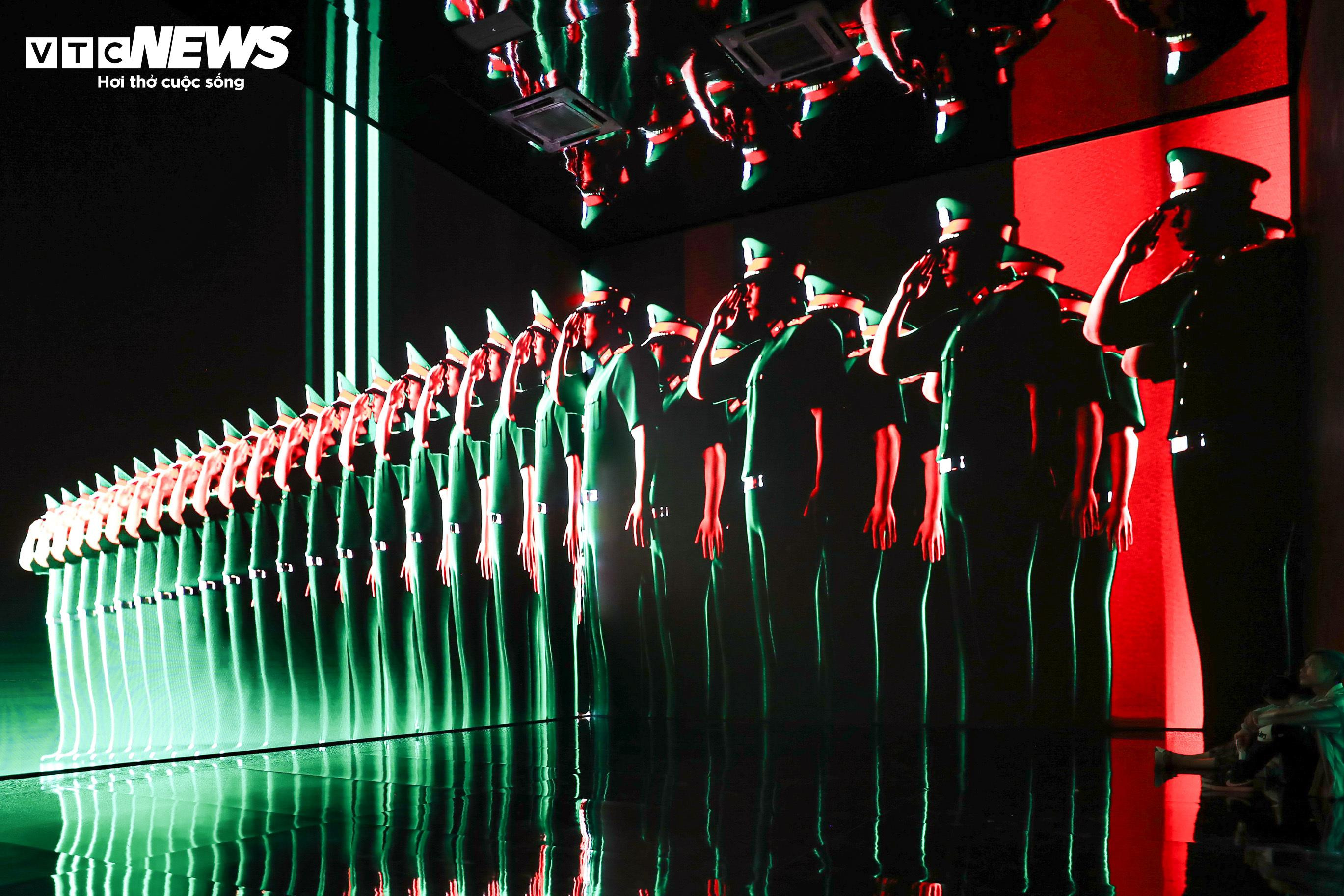 Cận cảnh xe chống đạn của Bộ Công an, thủng lốp vẫn chạy được 50km - 11