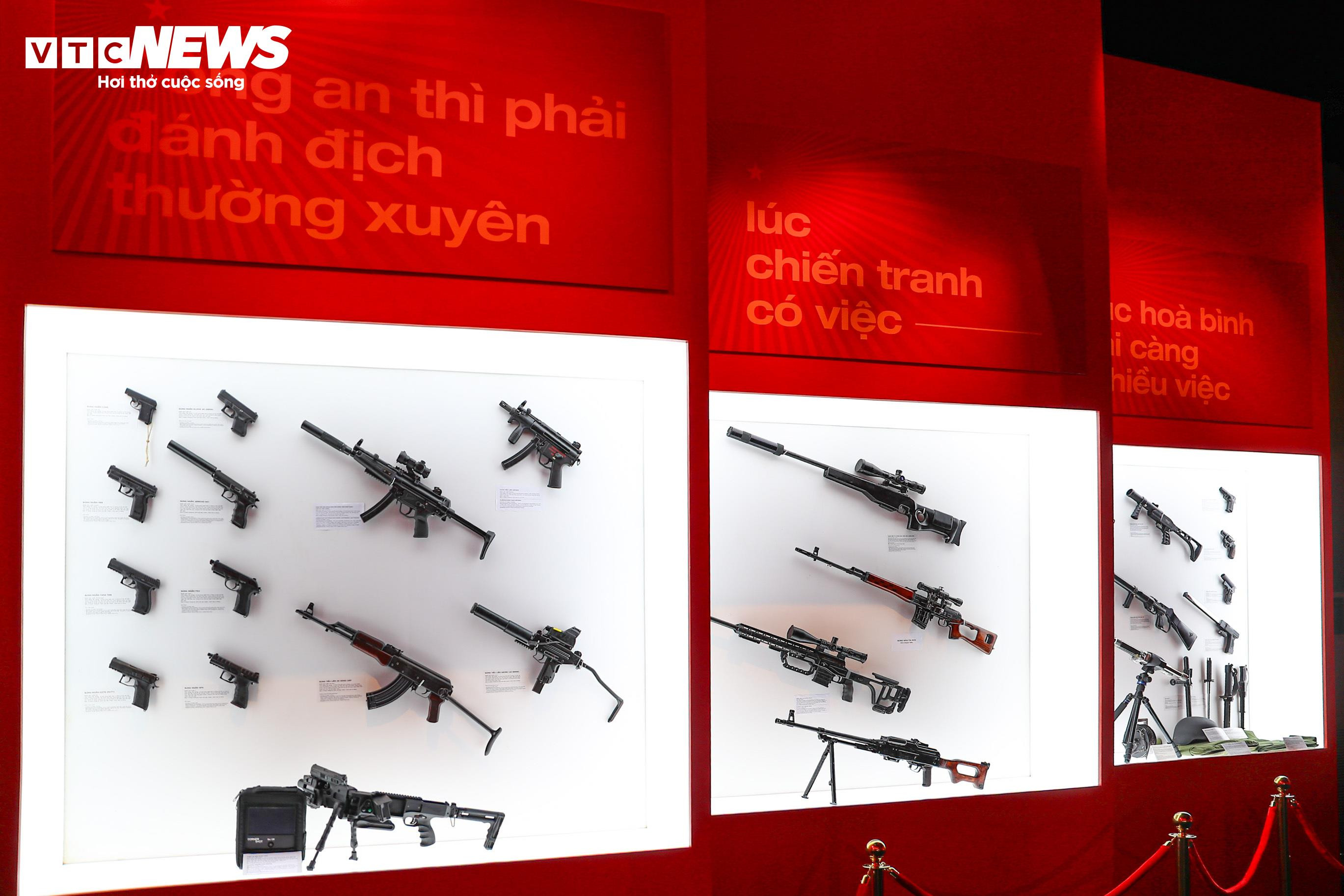 Cận cảnh xe chống đạn của Bộ Công an, thủng lốp vẫn chạy được 50km - 16