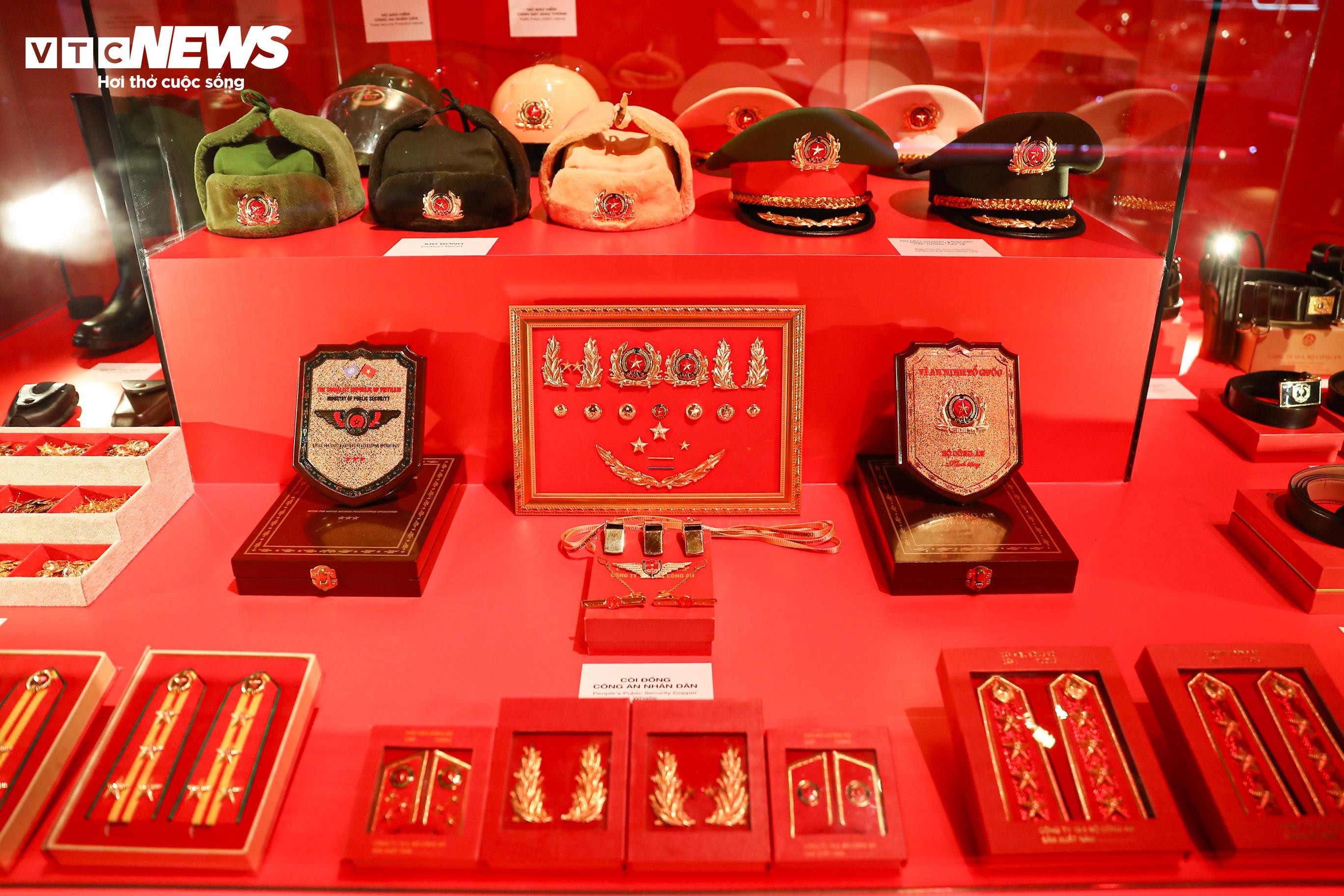 Cận cảnh xe chống đạn của Bộ Công an, thủng lốp vẫn chạy được 50km - 14