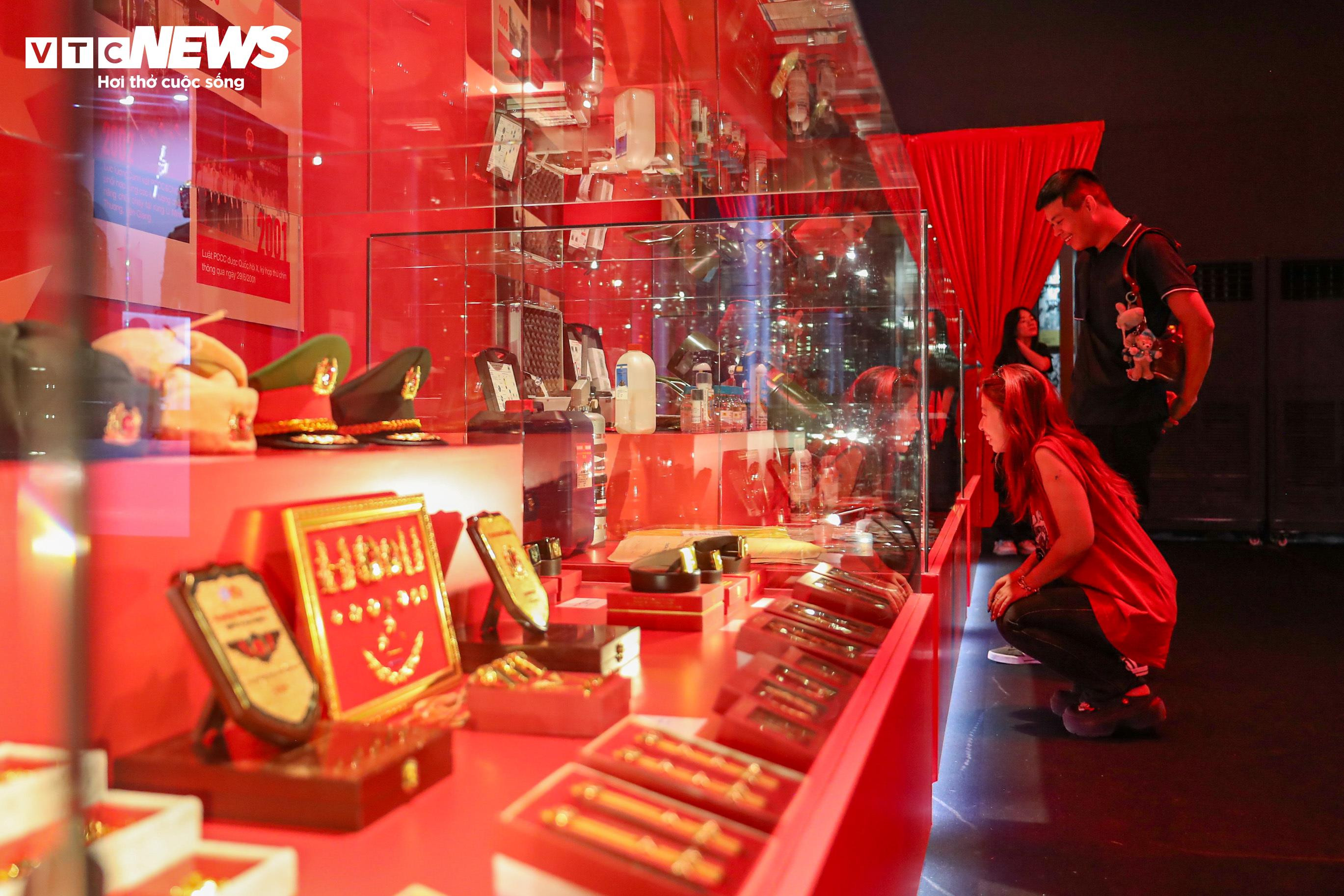 Cận cảnh xe chống đạn của Bộ Công an, thủng lốp vẫn chạy được 50km - 17