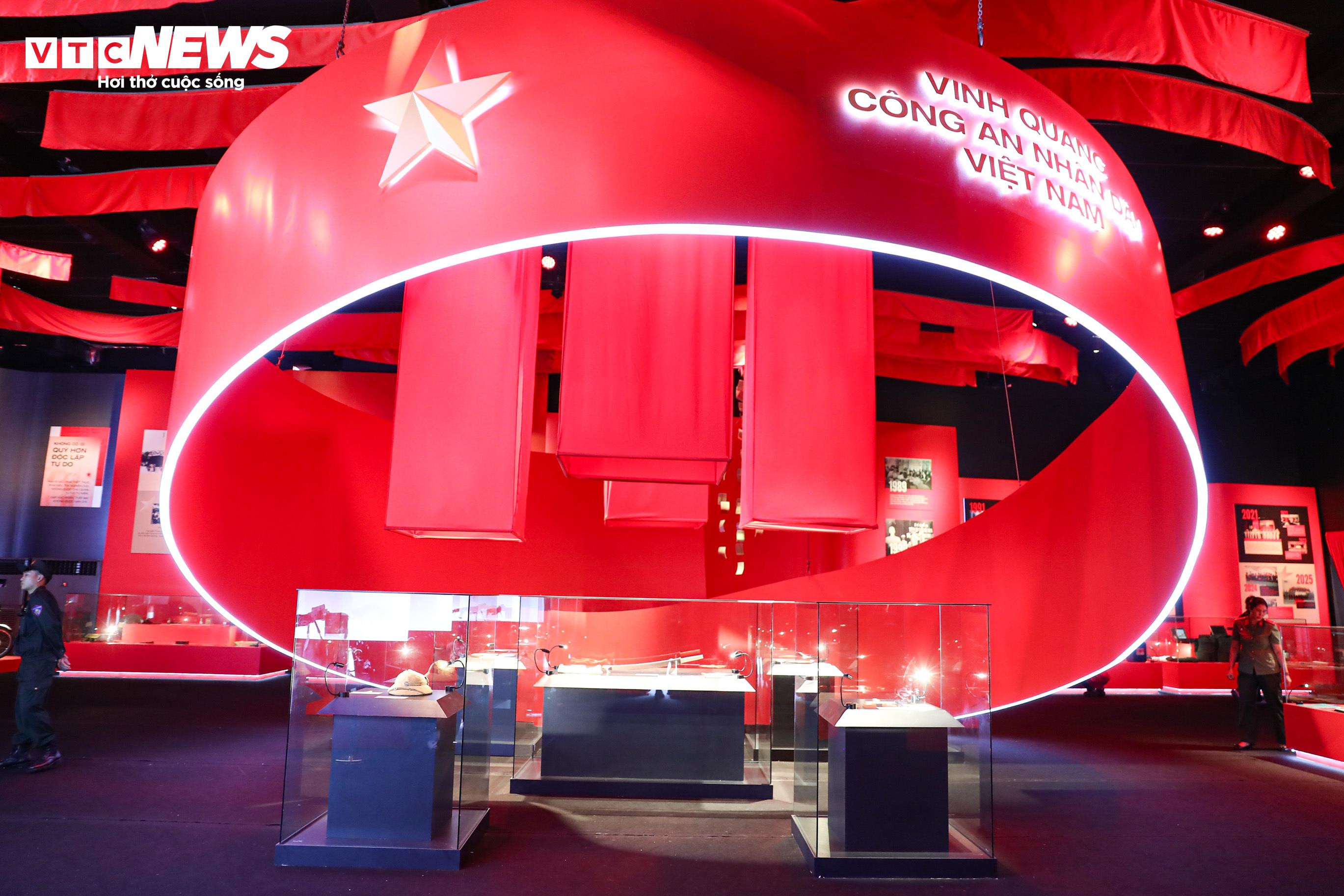 Cận cảnh xe chống đạn của Bộ Công an, thủng lốp vẫn chạy được 50km - 12