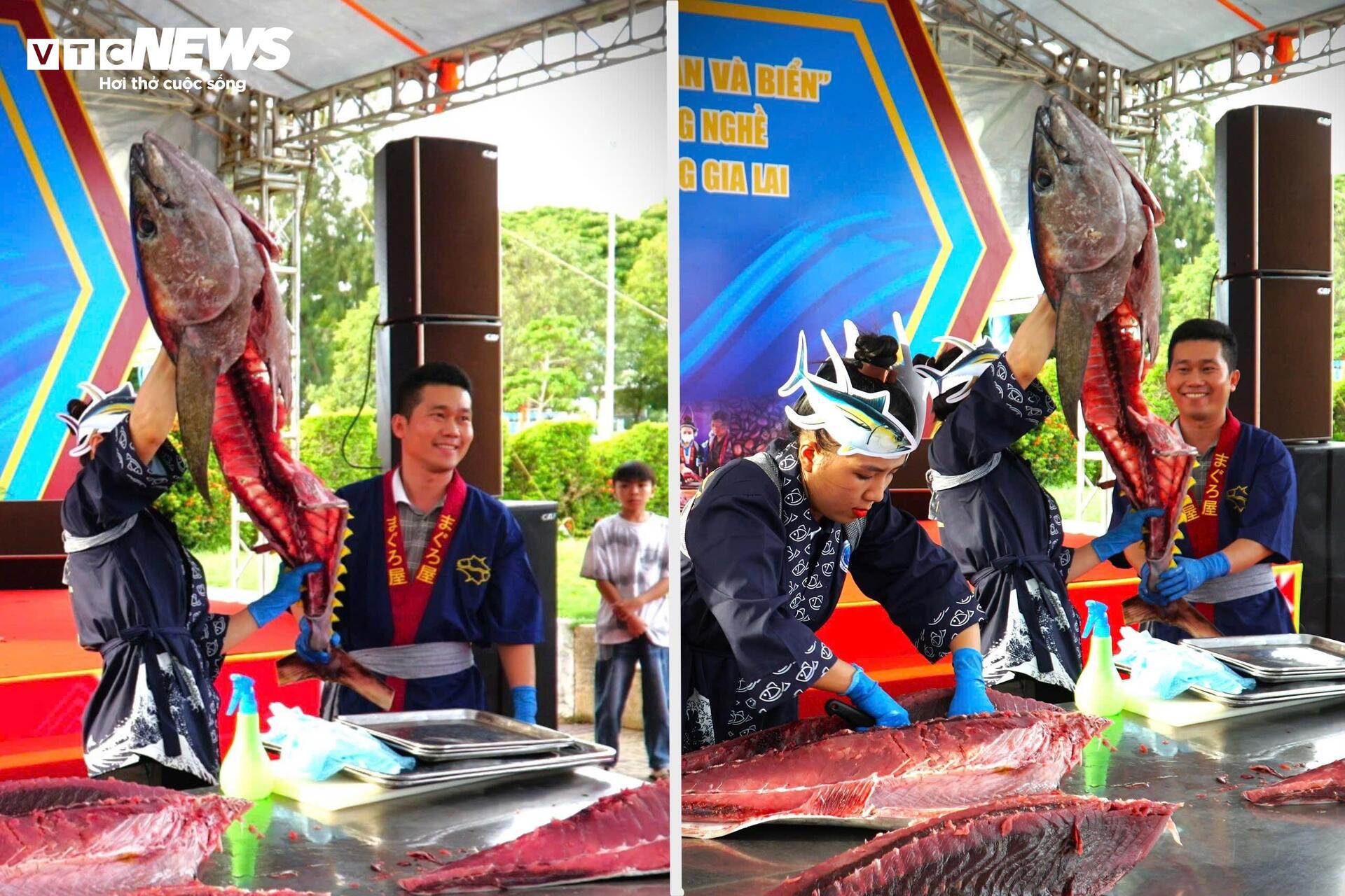Feast your eyes on the sight of processing over half a quintal of ocean tuna to serve tourists for free - 3