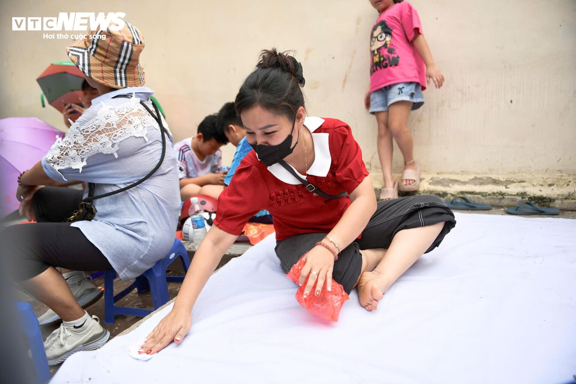 Người dân mang cơm, trải bạt trước một ngày chờ xem tổng duyệt diễu binh - 9