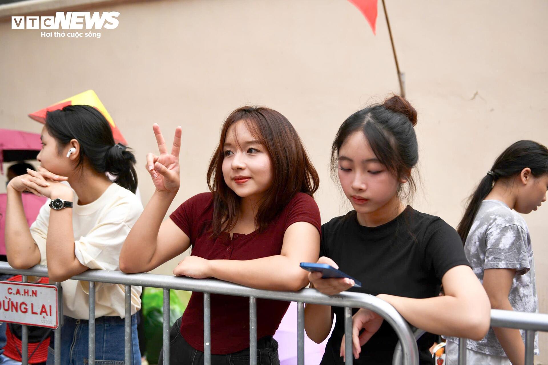Người dân mang cơm, trải bạt trước một ngày chờ xem tổng duyệt diễu binh - 13