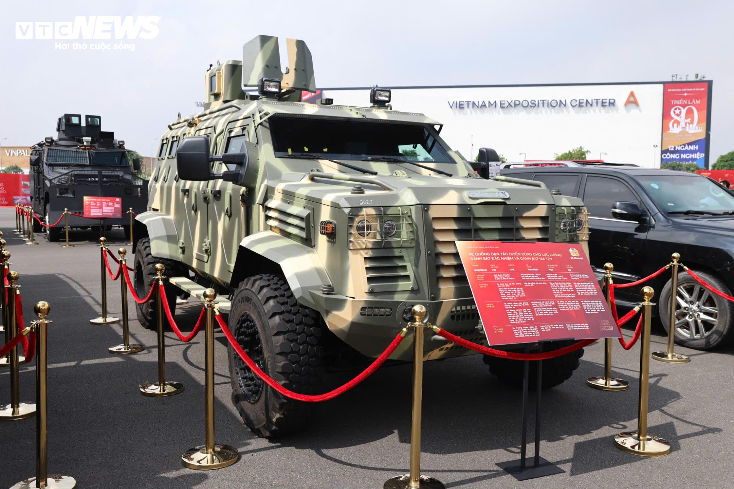 Cận cảnh xe chống đạn của Bộ Công an, thủng lốp vẫn chạy được 50km - 5