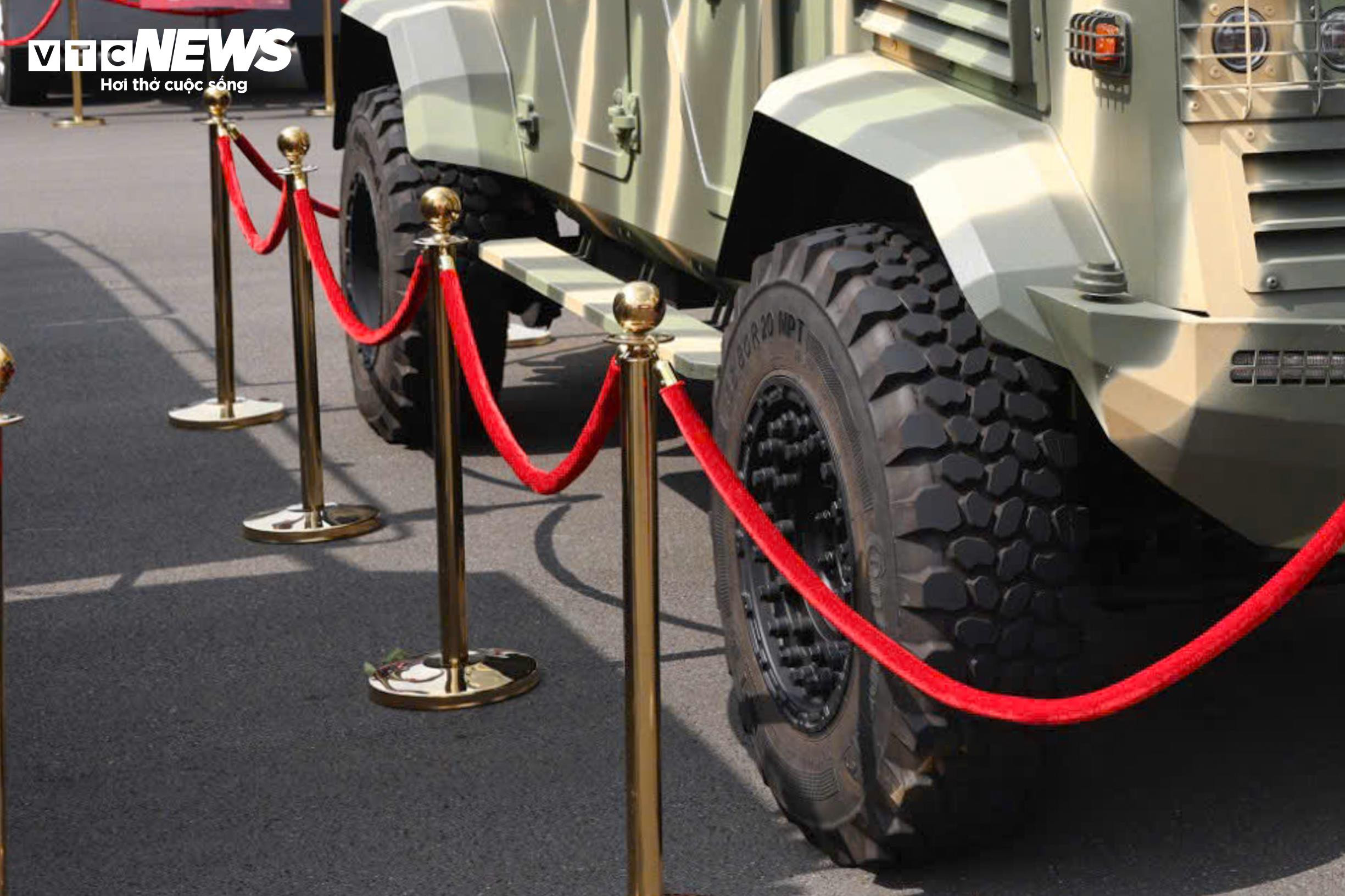 Cận cảnh xe chống đạn của Bộ Công an, thủng lốp vẫn chạy được 50km - 6