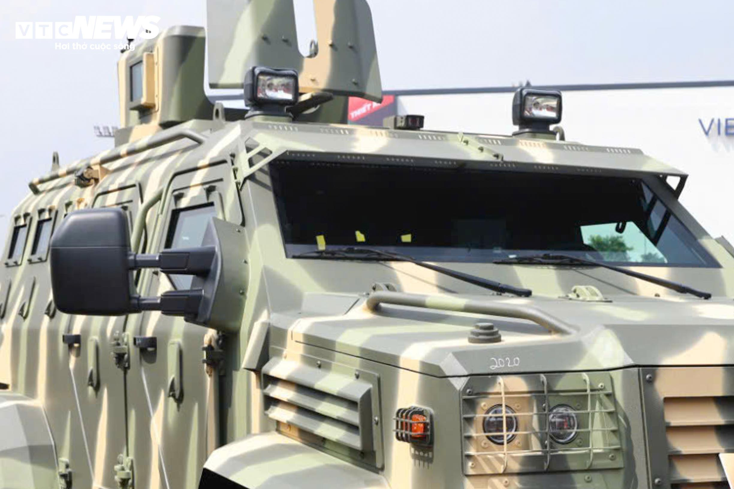 Cận cảnh xe chống đạn của Bộ Công an, thủng lốp vẫn chạy được 50km - 7