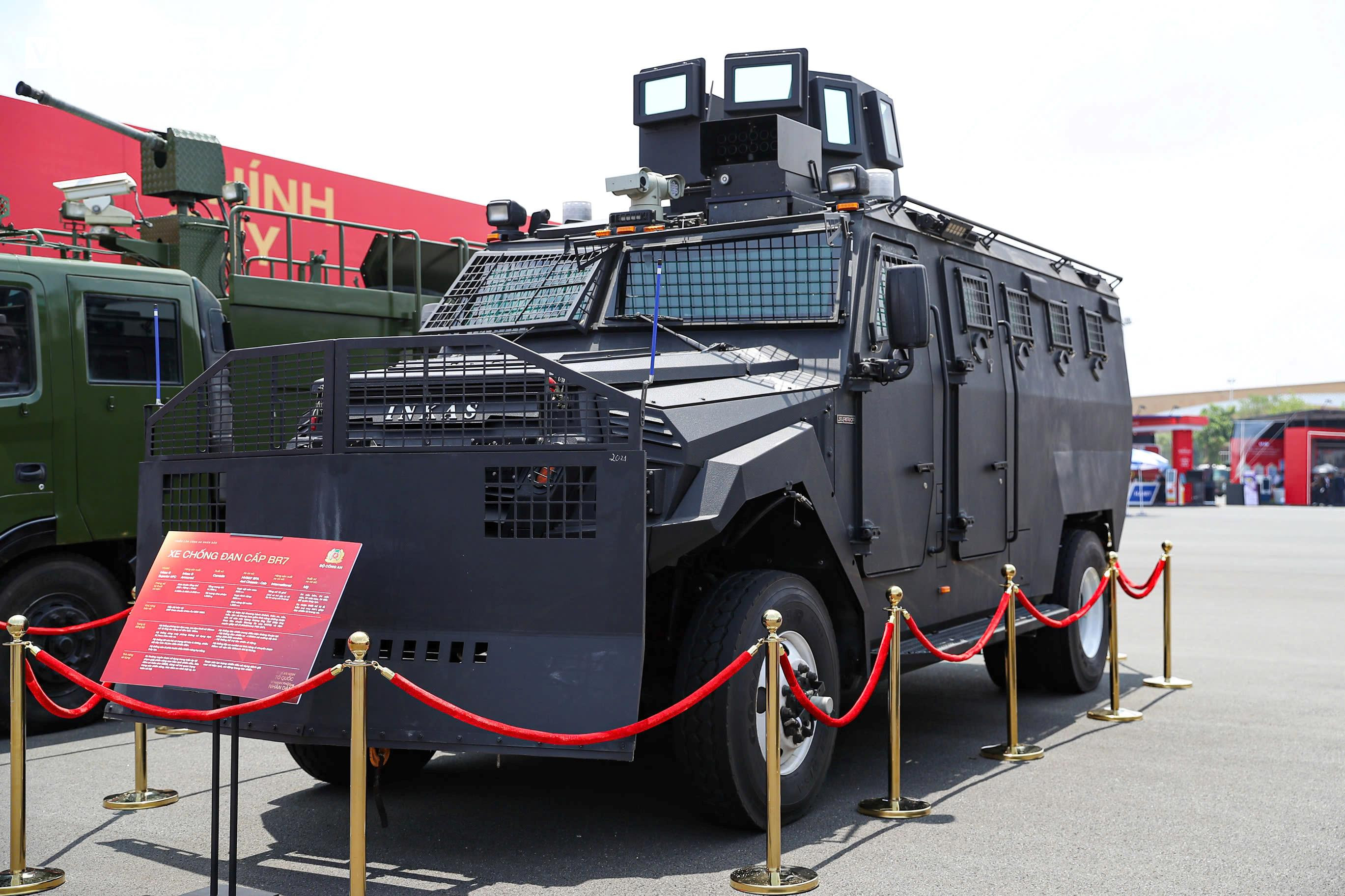 Cận cảnh xe chống đạn của Bộ Công an, thủng lốp vẫn chạy được 50km - 8