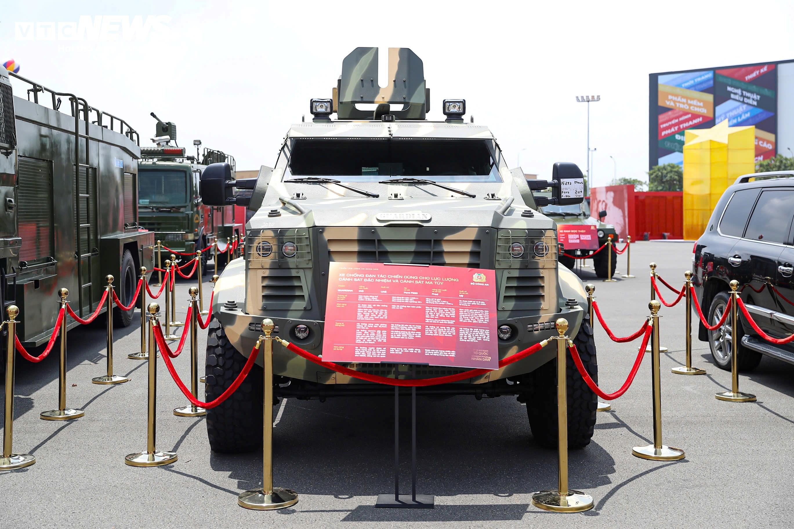 Cận cảnh xe chống đạn của Bộ Công an, thủng lốp vẫn chạy được 50km - 4