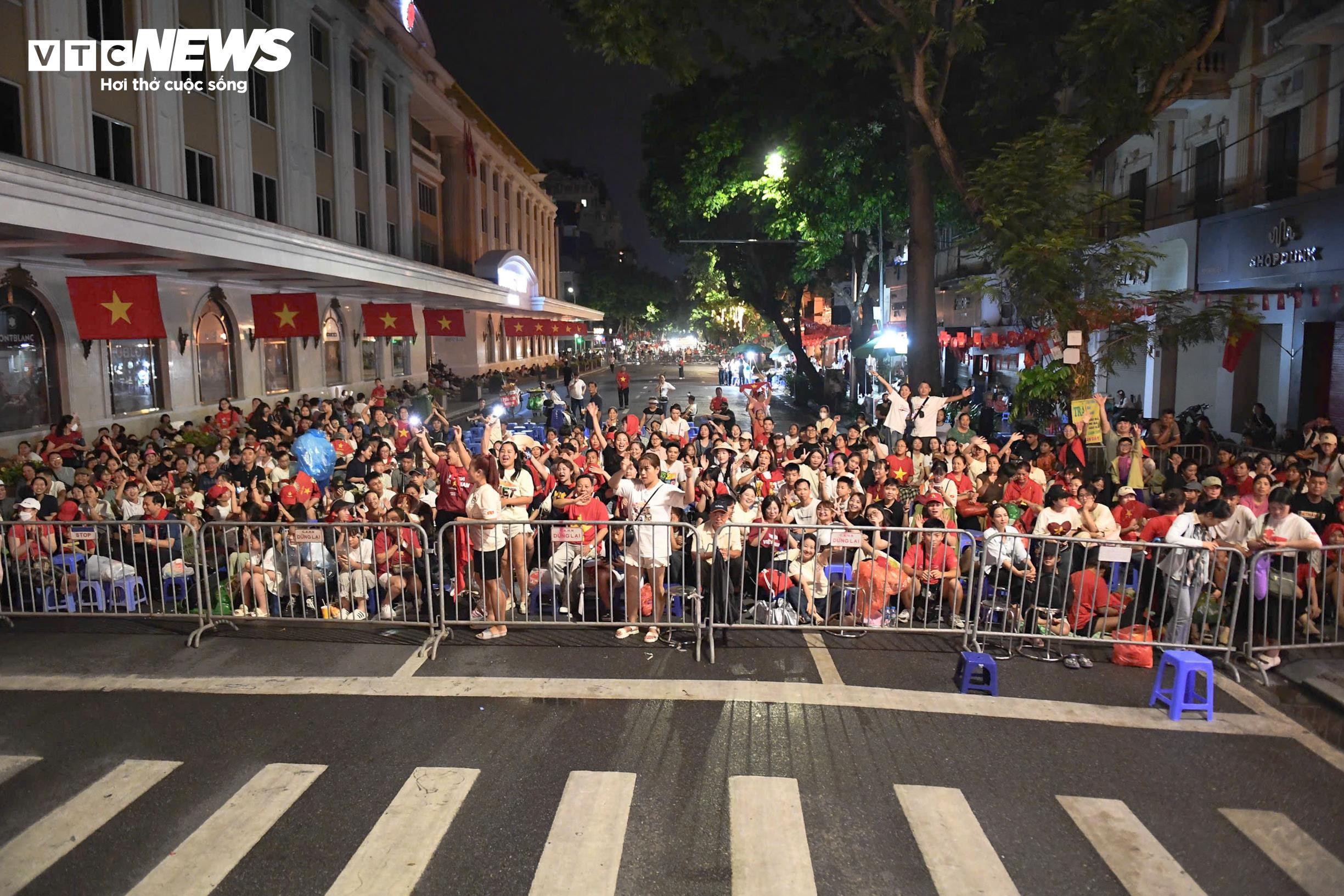 Chiến sĩ giao lưu, hát cùng người dân trước giờ tổng duyệt diễu binh A80 - 1