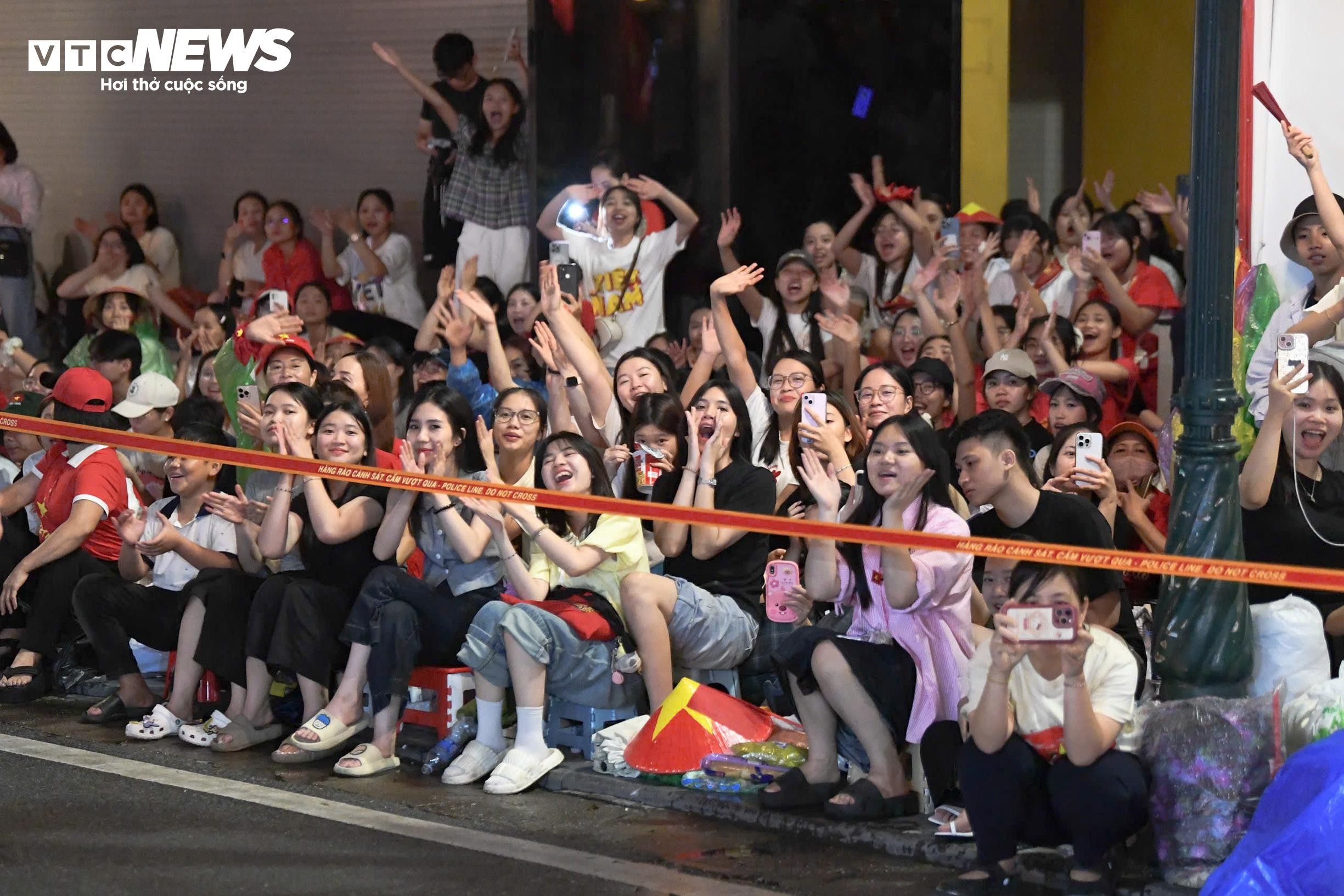 Chiến sĩ giao lưu, hát cùng người dân trước giờ tổng duyệt diễu binh A80 - 2