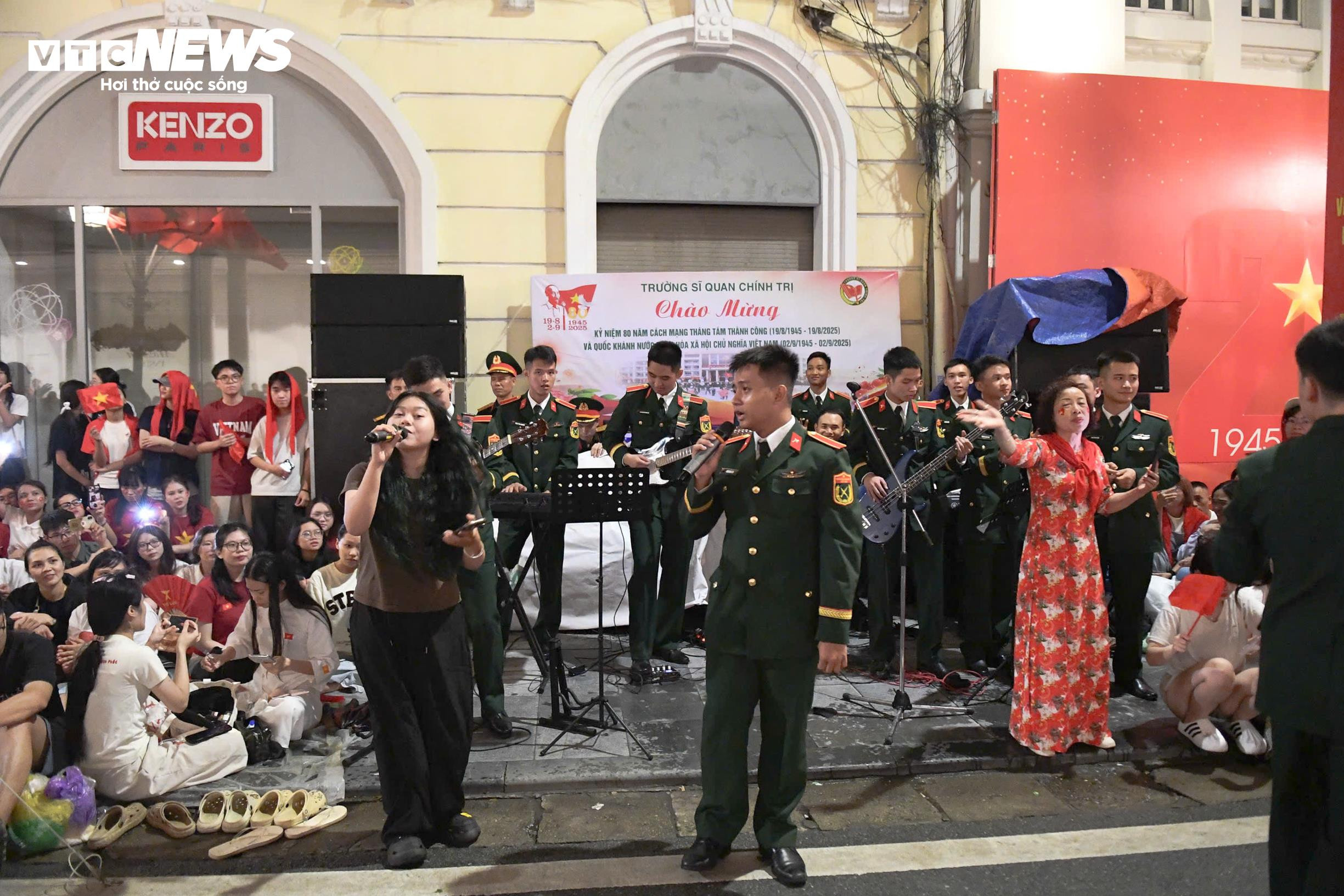 Chiến sĩ giao lưu, hát cùng người dân trước giờ tổng duyệt diễu binh A80 - 3