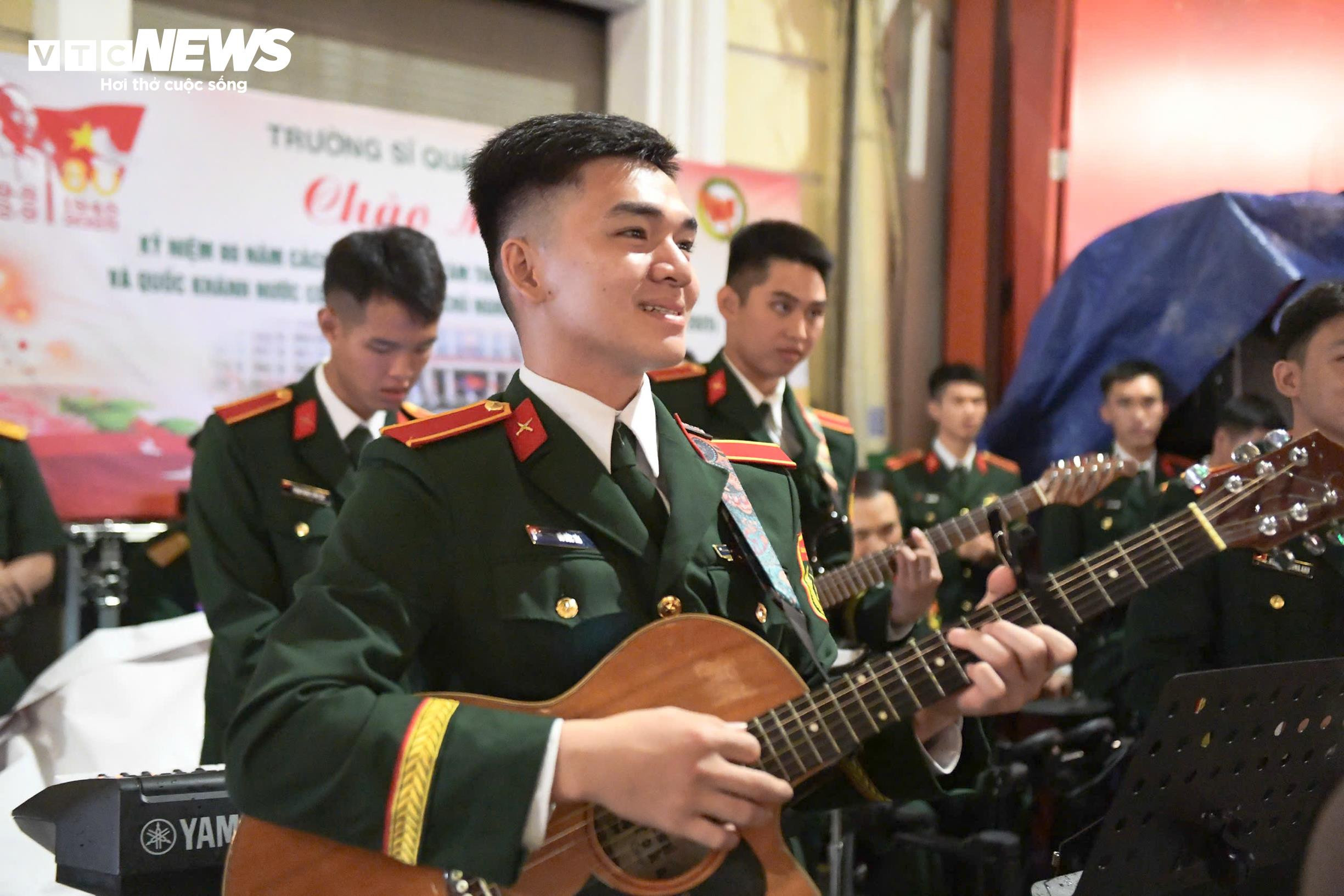 Chiến sĩ giao lưu, hát cùng người dân trước giờ tổng duyệt diễu binh A80 - 4