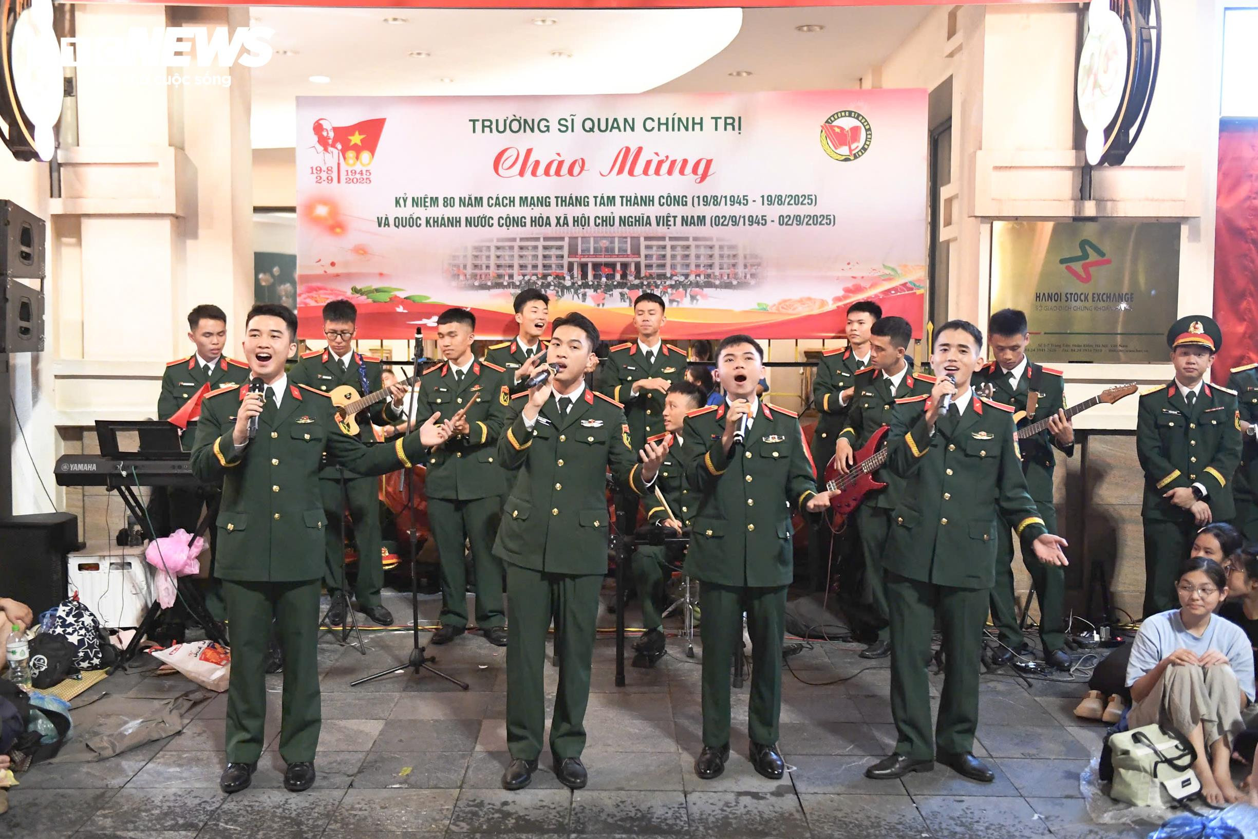 Chiến sĩ giao lưu, hát cùng người dân trước giờ tổng duyệt diễu binh A80 - 6