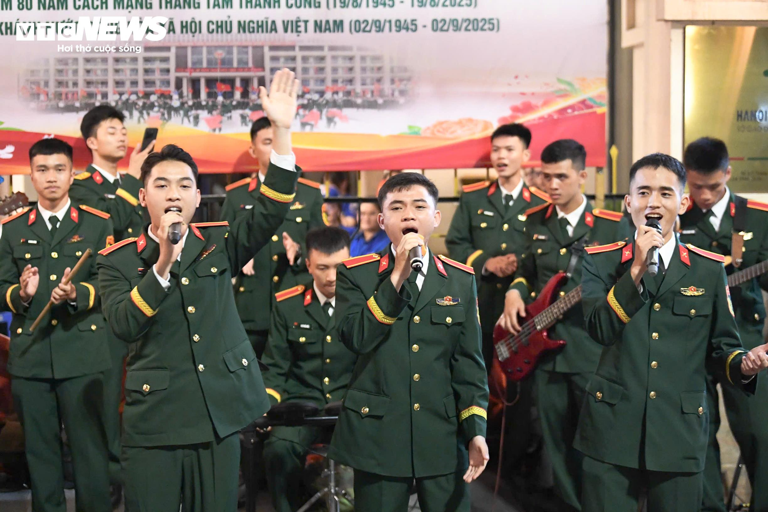 Chiến sĩ giao lưu, hát cùng người dân trước giờ tổng duyệt diễu binh A80 - 7