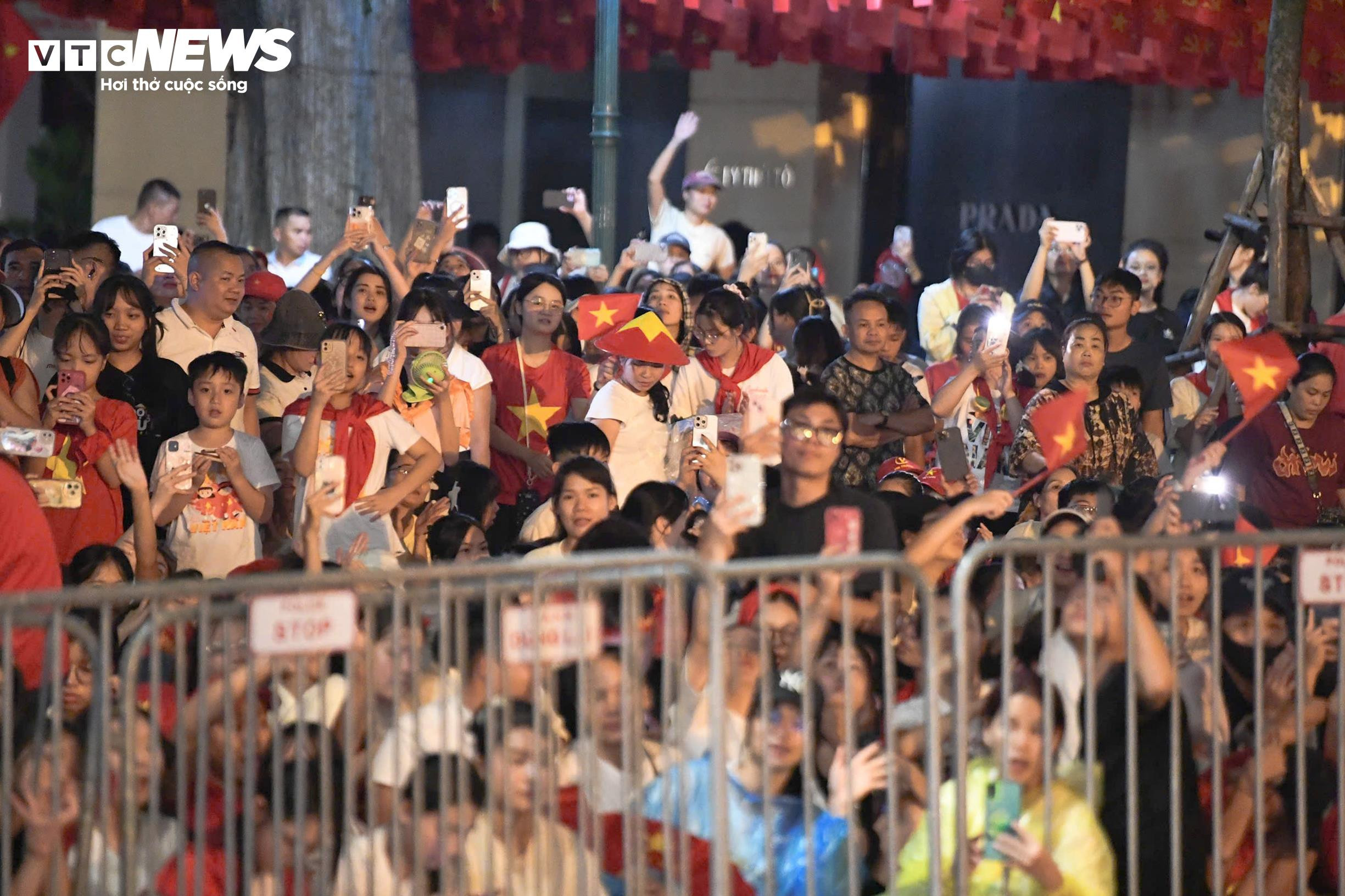 Chiến sĩ giao lưu, hát cùng người dân trước giờ tổng duyệt diễu binh A80 - 10