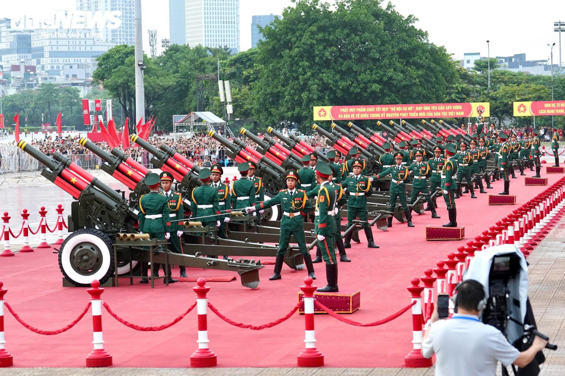 21 loạt đại bác rền vang ở sân Mỹ Đình, khai màn tổng duyệt A80 - 2