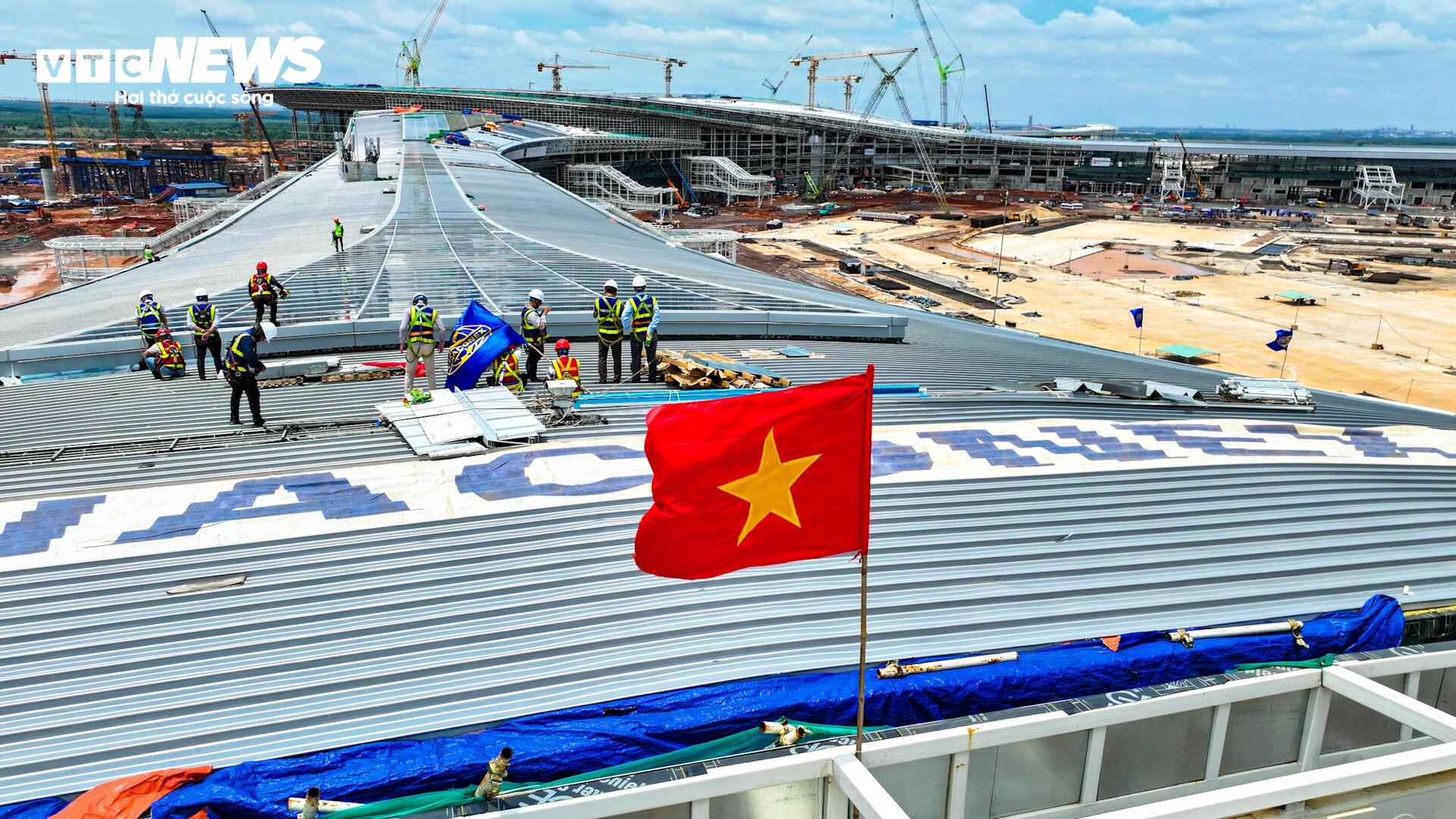 ภาพระยะใกล้การก่อสร้างในช่วงวันหยุดวันที่ 2 กันยายนของคนงานเกือบ 14,000 คนที่สนามบินลองถั่น - 3