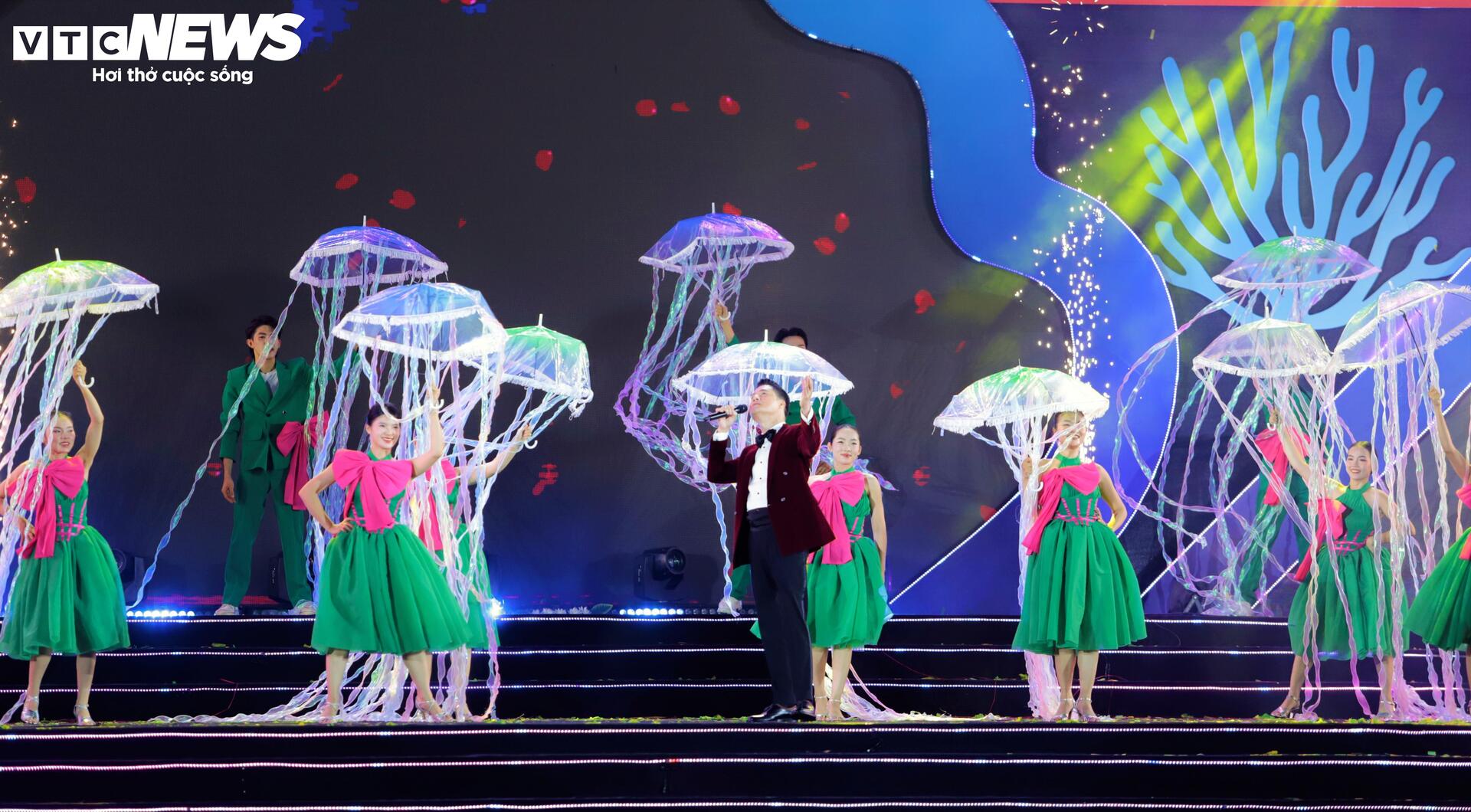 'Tinh hoa đại ngàn, biển xanh hội tụ': Thanh âm cồng chiêng hòa cùng nhịp sóng - 9