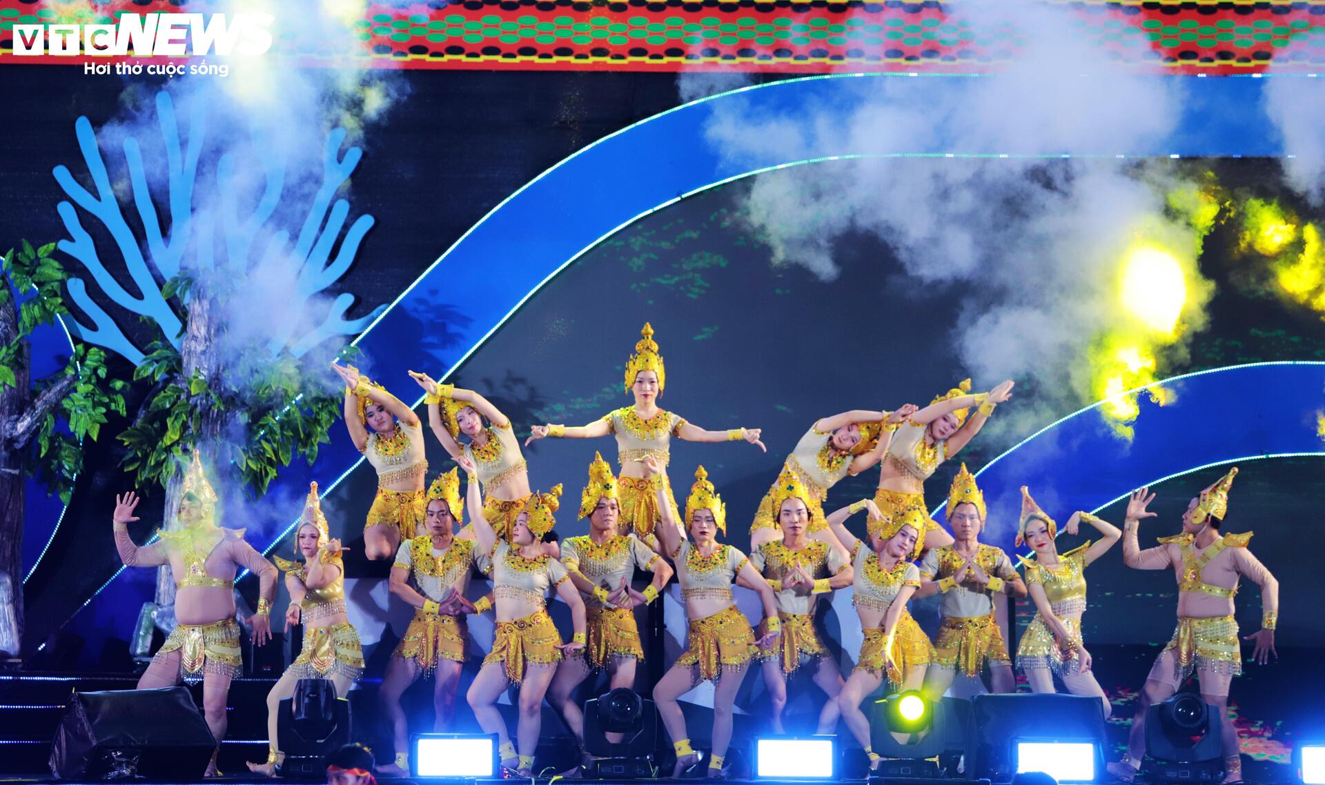 'Tinh hoa đại ngàn, biển xanh hội tụ': Thanh âm cồng chiêng hòa cùng nhịp sóng - 5