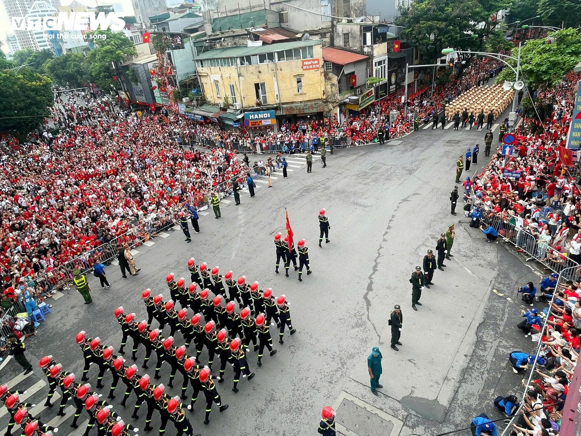 Cận cảnh đoàn quân diễu binh qua phố, khán giả đứng chật hai bên đường cổ vũ - 9