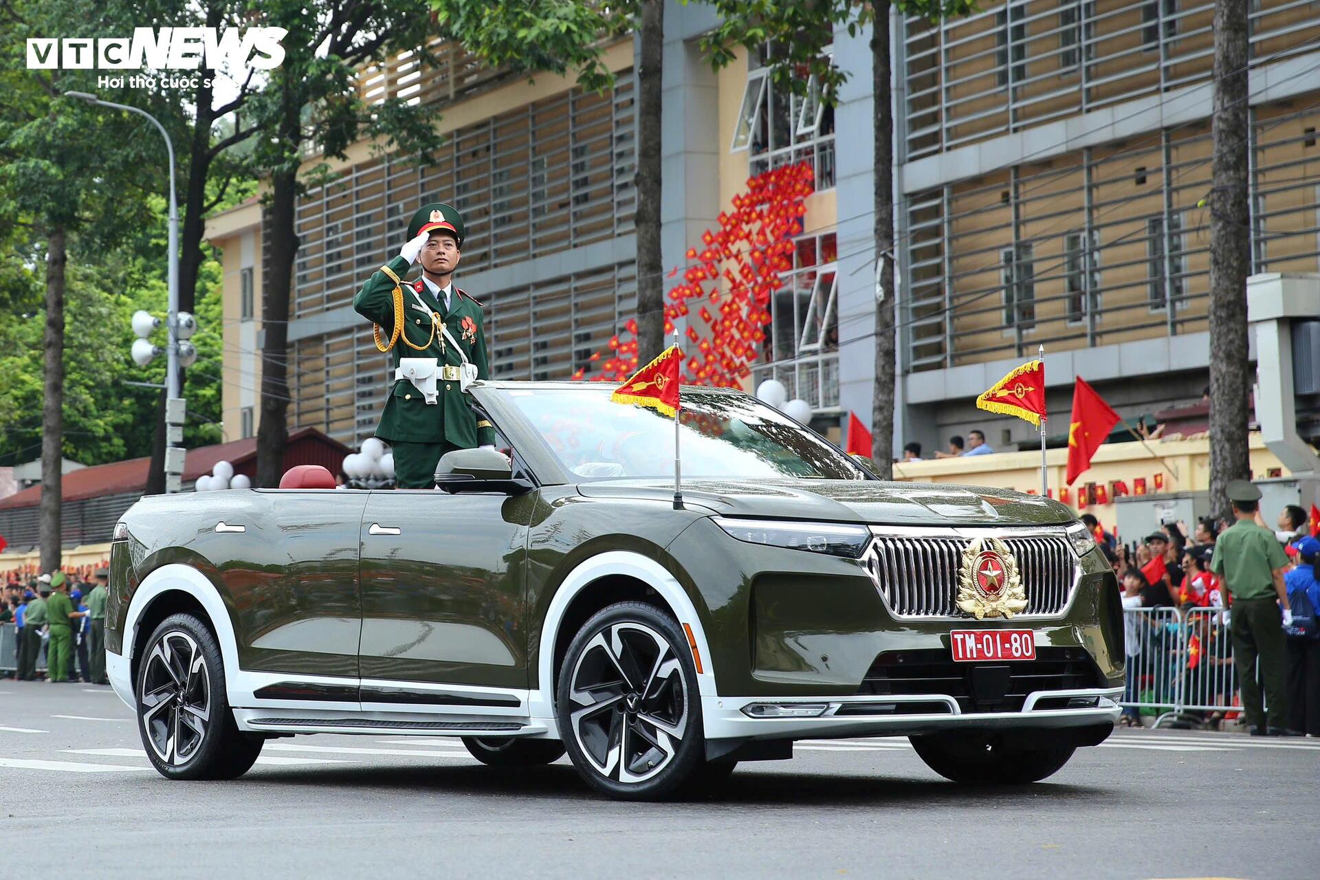 Cận cảnh đoàn quân diễu binh qua phố, khán giả đứng chật hai bên đường cổ vũ - 1