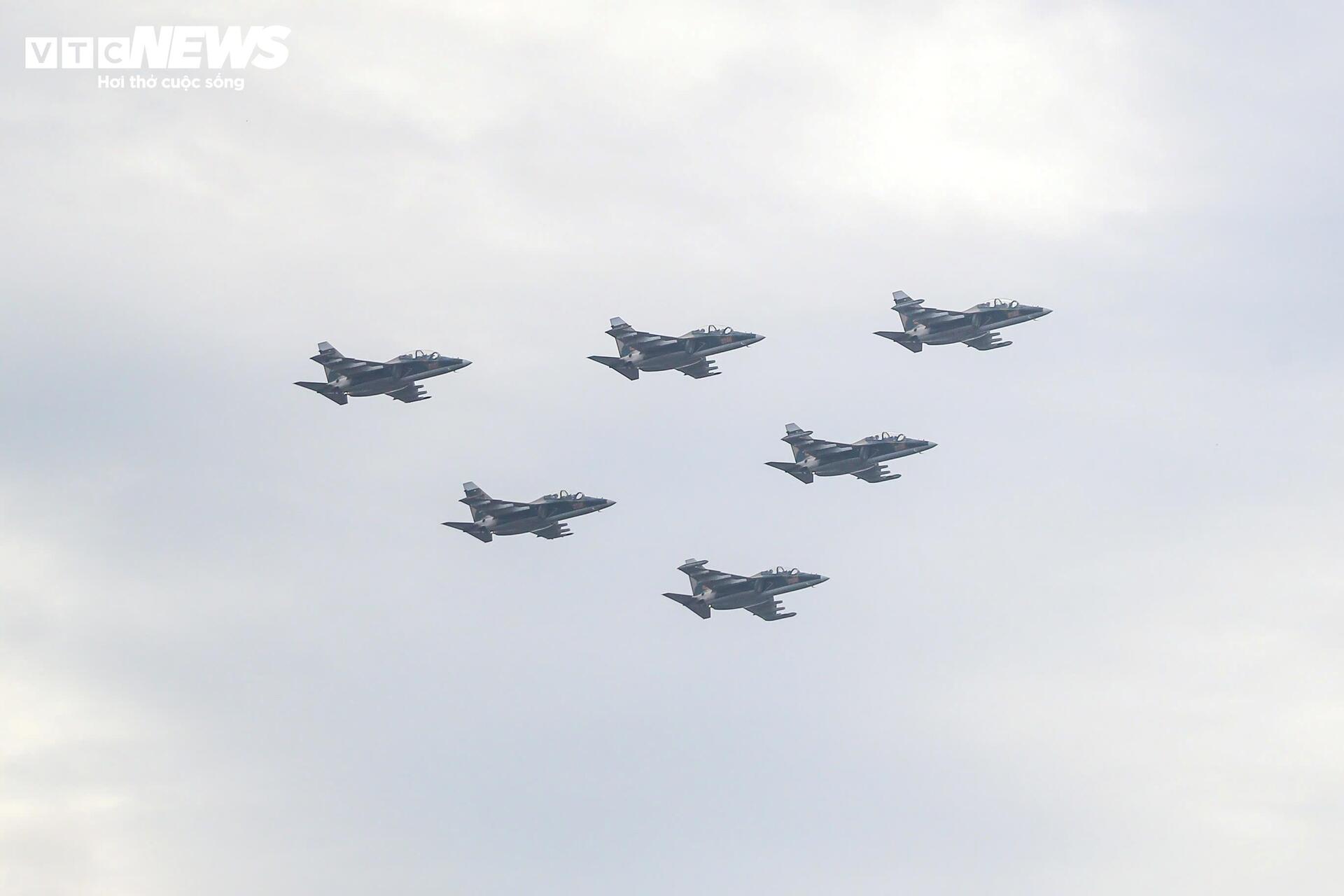 Mãn nhãn 'hổ mang chúa' Su-30MK2 thả bẫy nhiệt trên bầu trời Hà Nội - 8