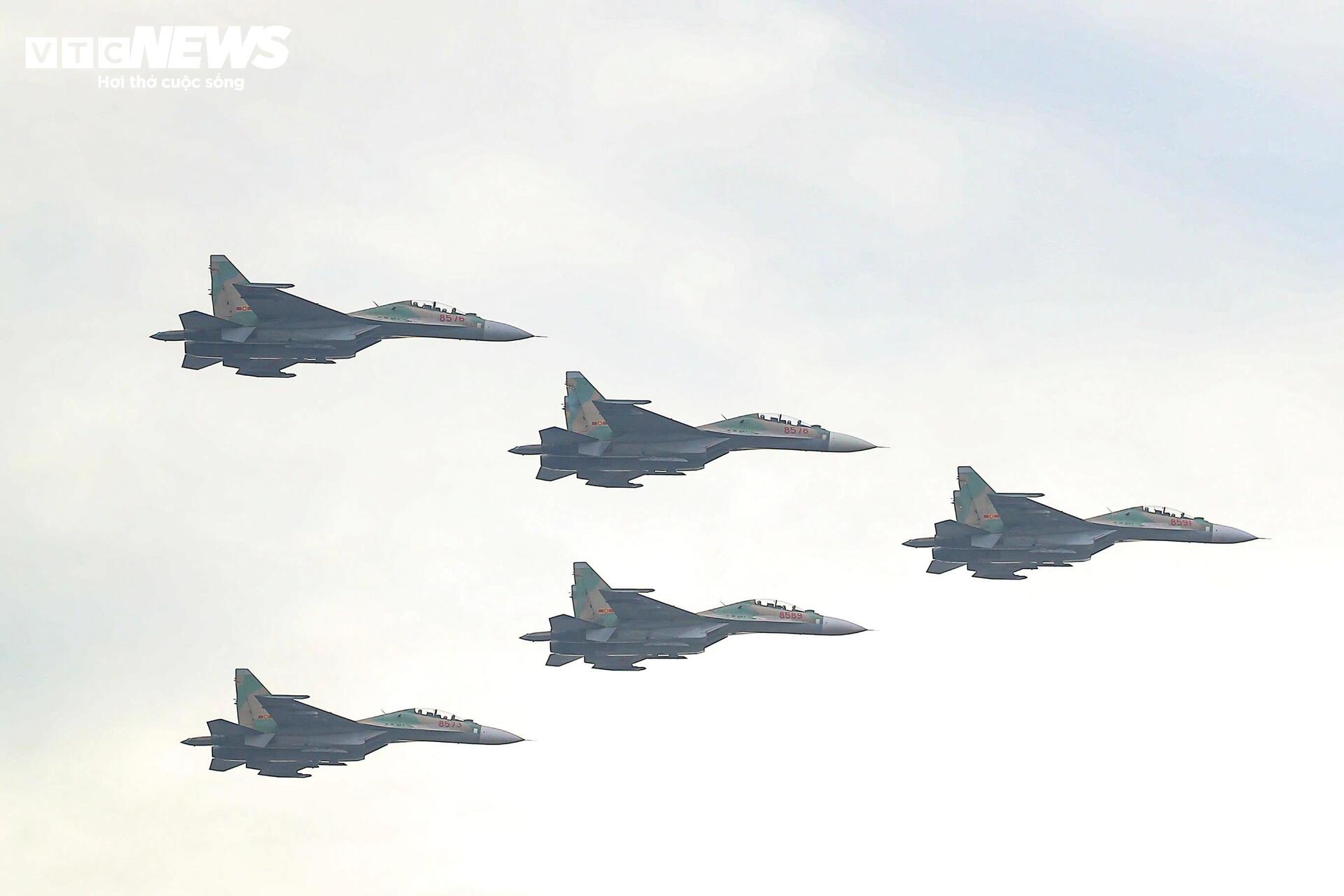 Mãn nhãn 'hổ mang chúa' Su-30MK2 thả bẫy nhiệt trên bầu trời Hà Nội - 1