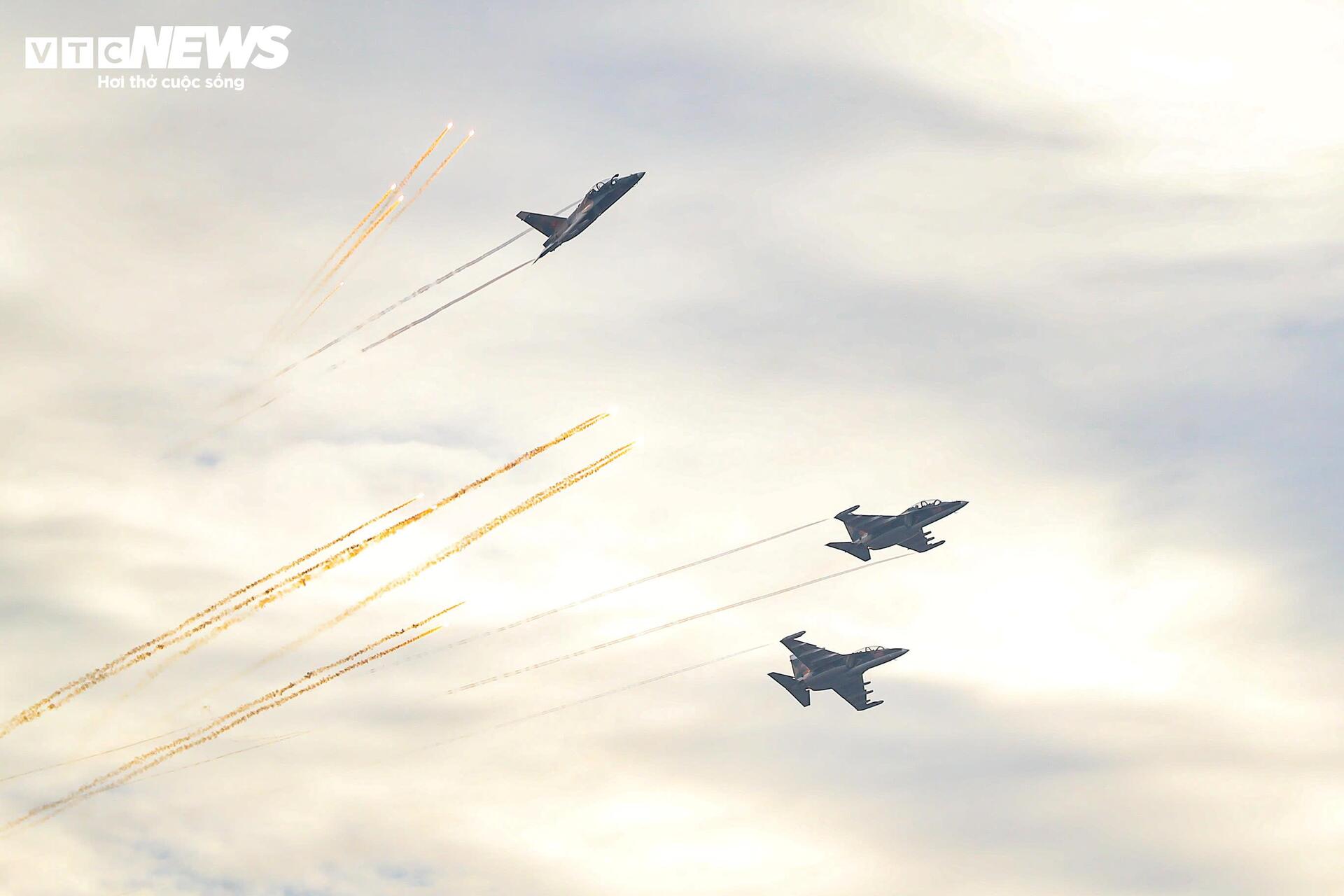 Mãn nhãn 'hổ mang chúa' Su-30MK2 thả bẫy nhiệt trên bầu trời Hà Nội - 3