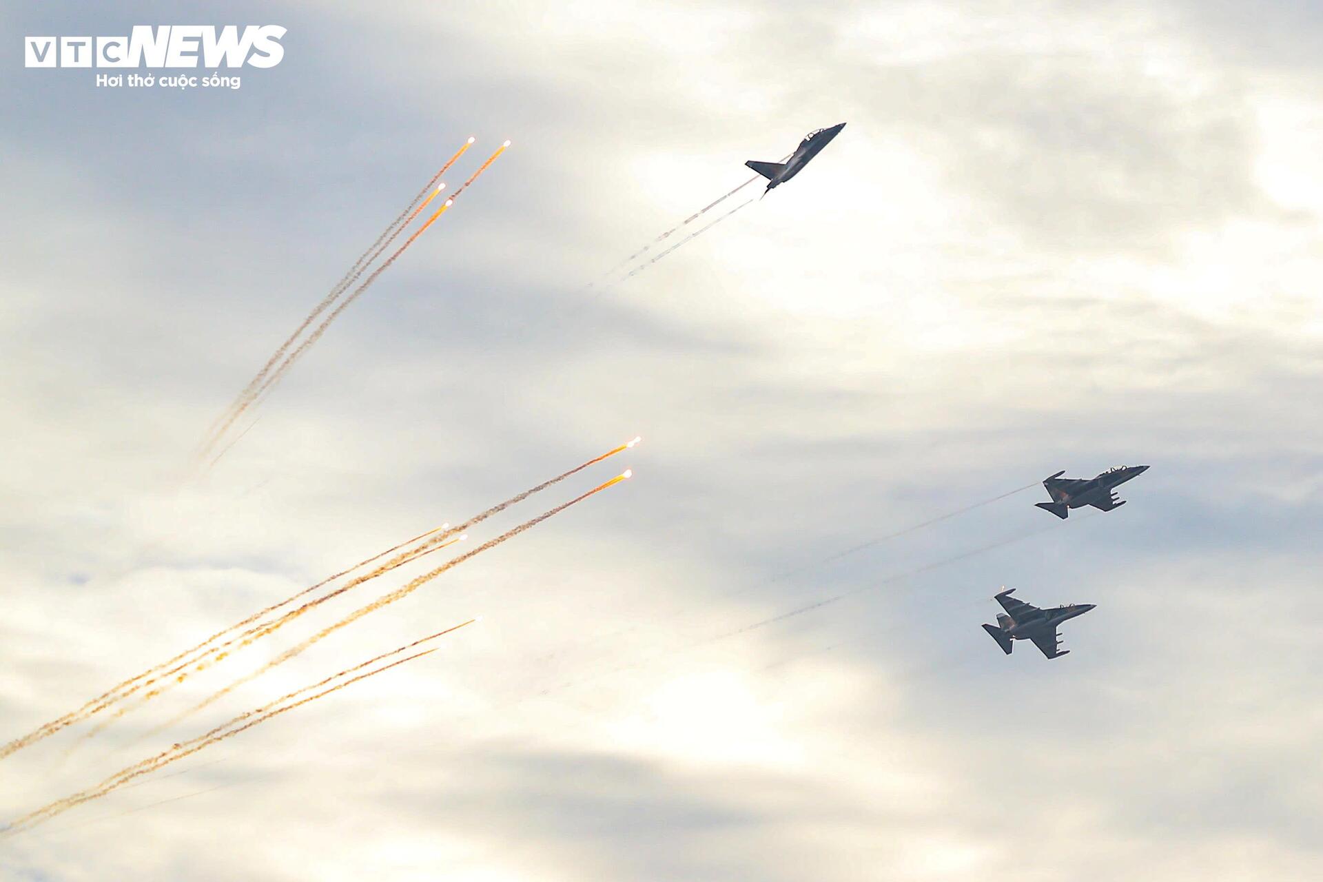 Mãn nhãn 'hổ mang chúa' Su-30MK2 thả bẫy nhiệt trên bầu trời Hà Nội - 7