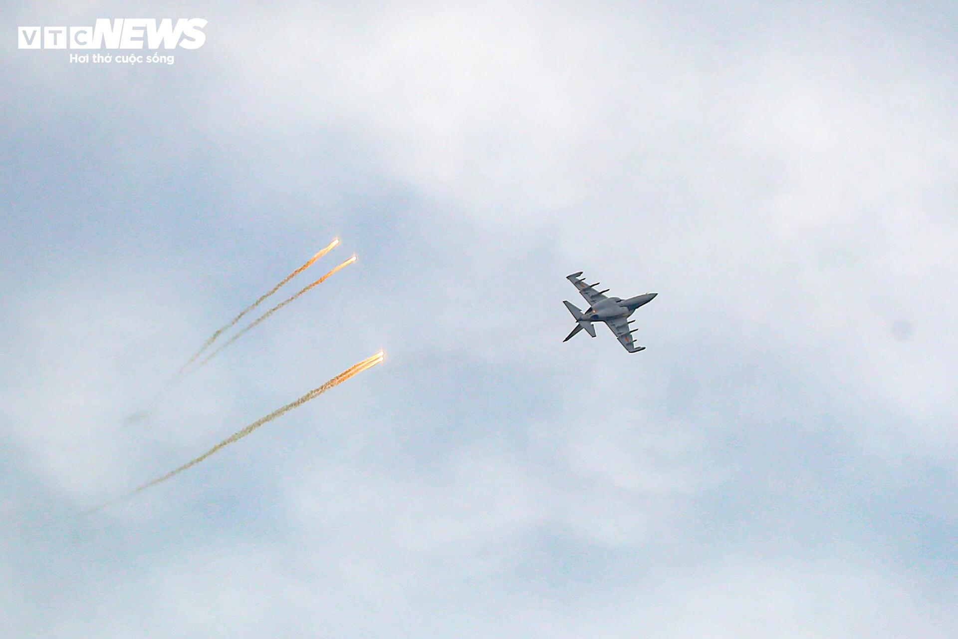 Mãn nhãn 'hổ mang chúa' Su-30MK2 thả bẫy nhiệt trên bầu trời Hà Nội - 4