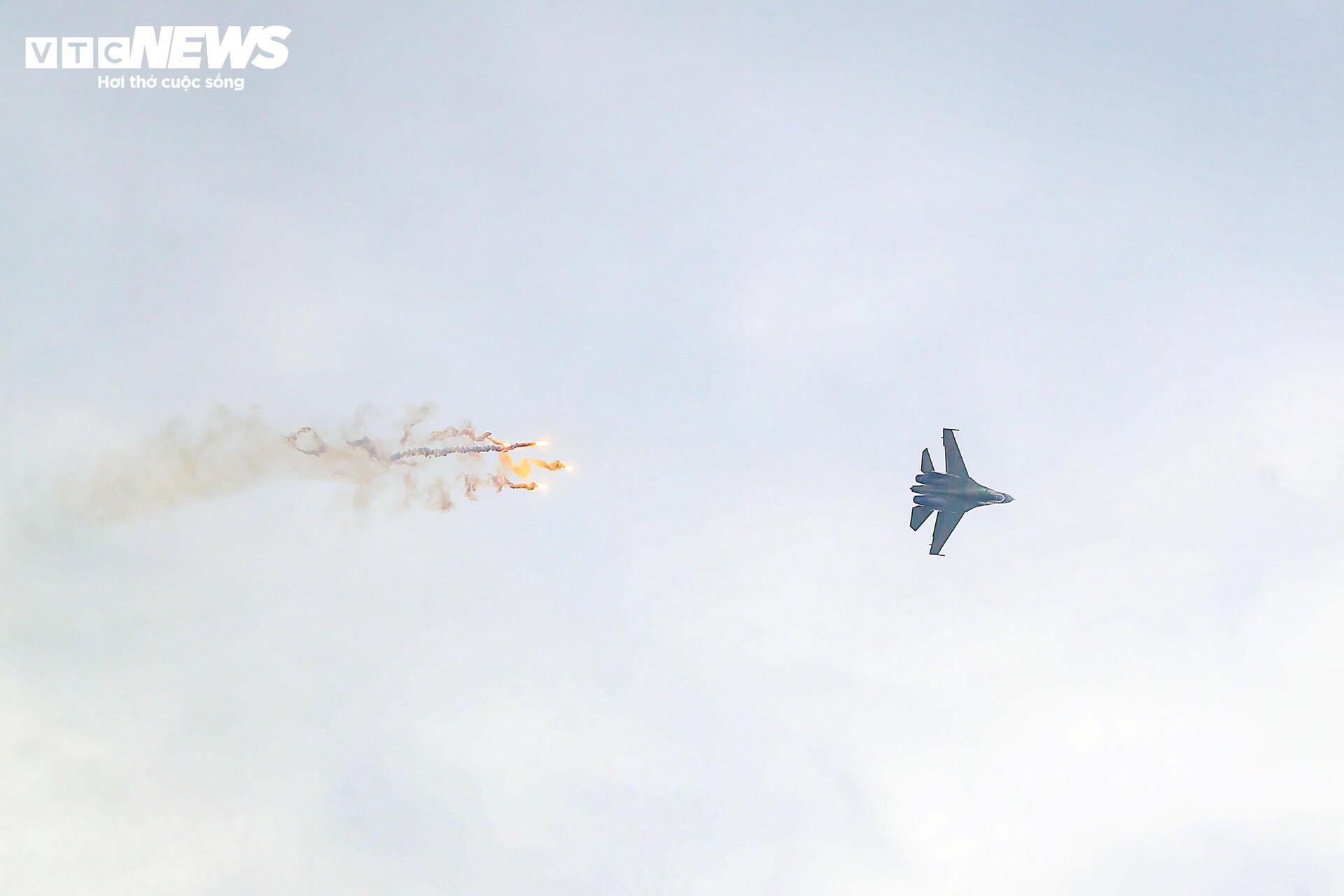 Mãn nhãn 'hổ mang chúa' Su-30MK2 thả bẫy nhiệt trên bầu trời Hà Nội - 6