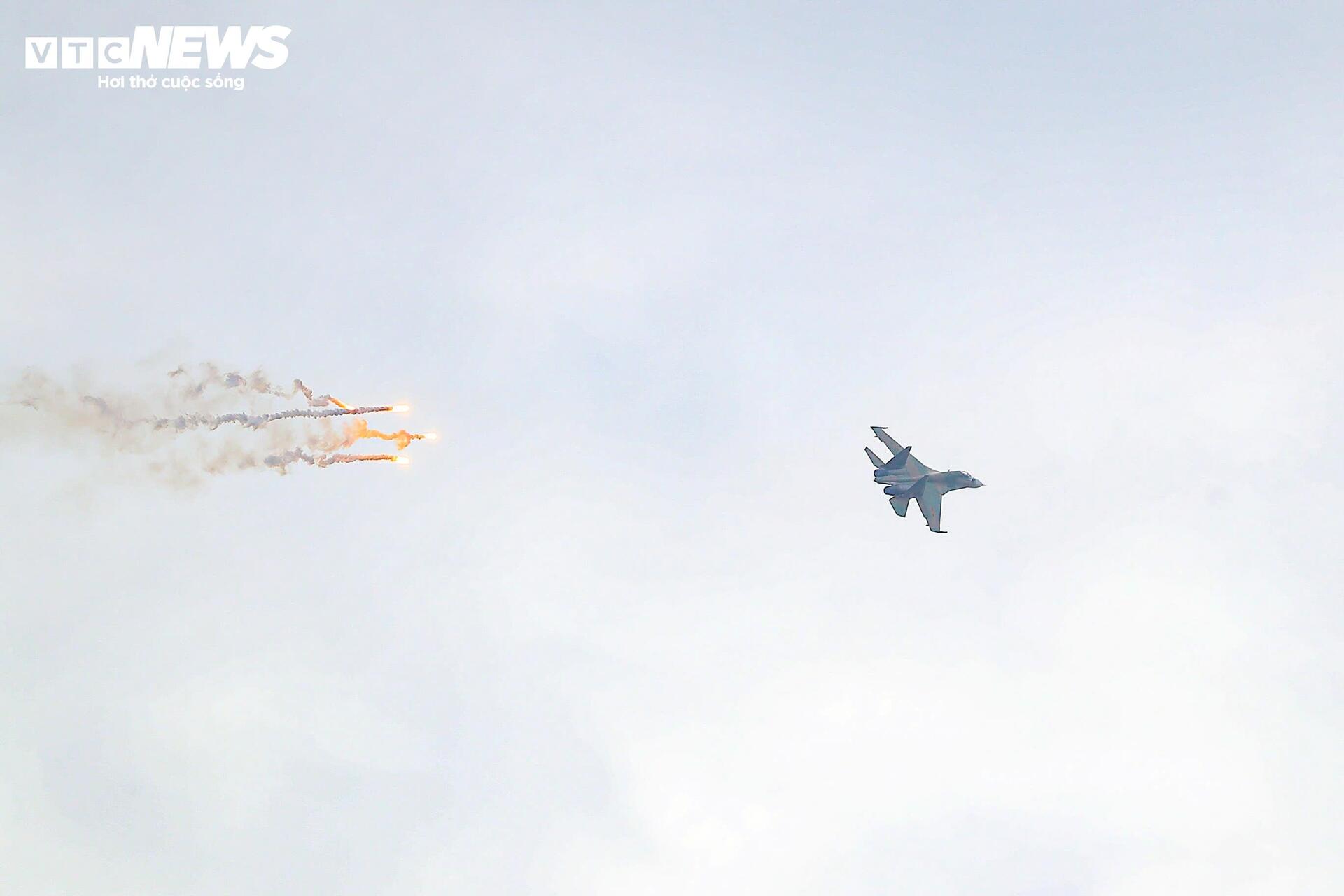 Mãn nhãn 'hổ mang chúa' Su-30MK2 thả bẫy nhiệt trên bầu trời Hà Nội - 5