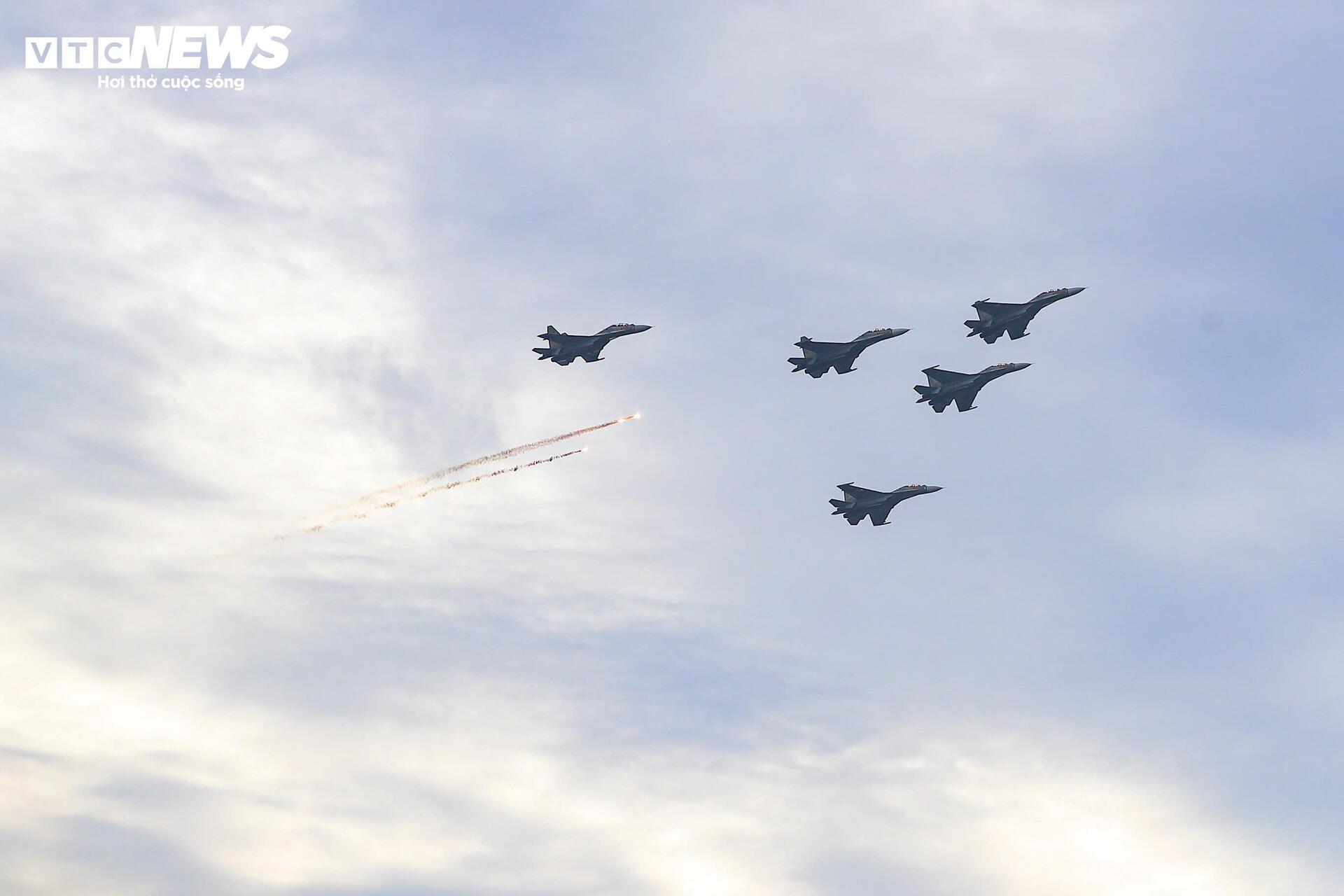 Mãn nhãn 'hổ mang chúa' Su-30MK2 thả bẫy nhiệt trên bầu trời Hà Nội - 2