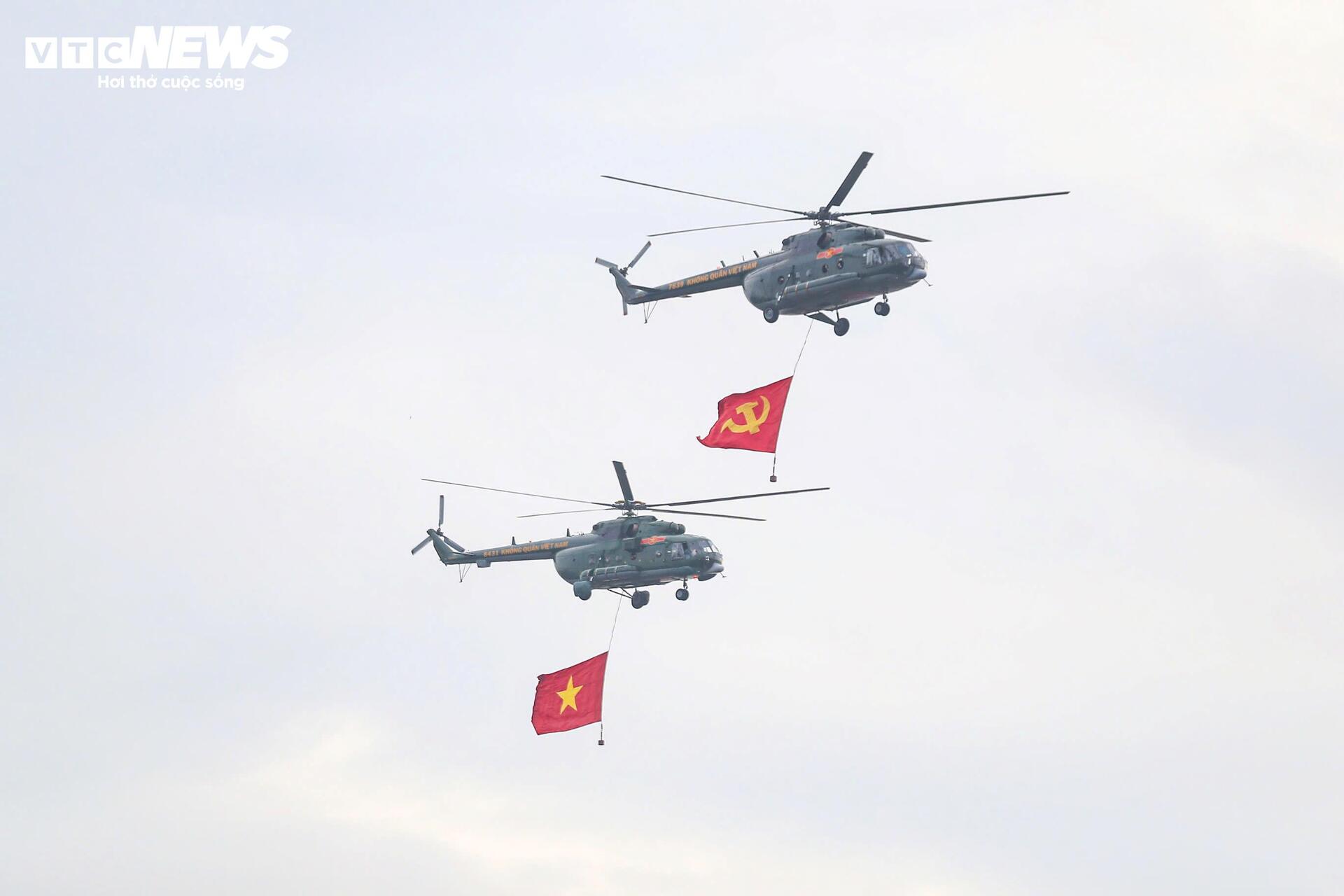 Mãn nhãn 'hổ mang chúa' Su-30MK2 thả bẫy nhiệt trên bầu trời Hà Nội - 10