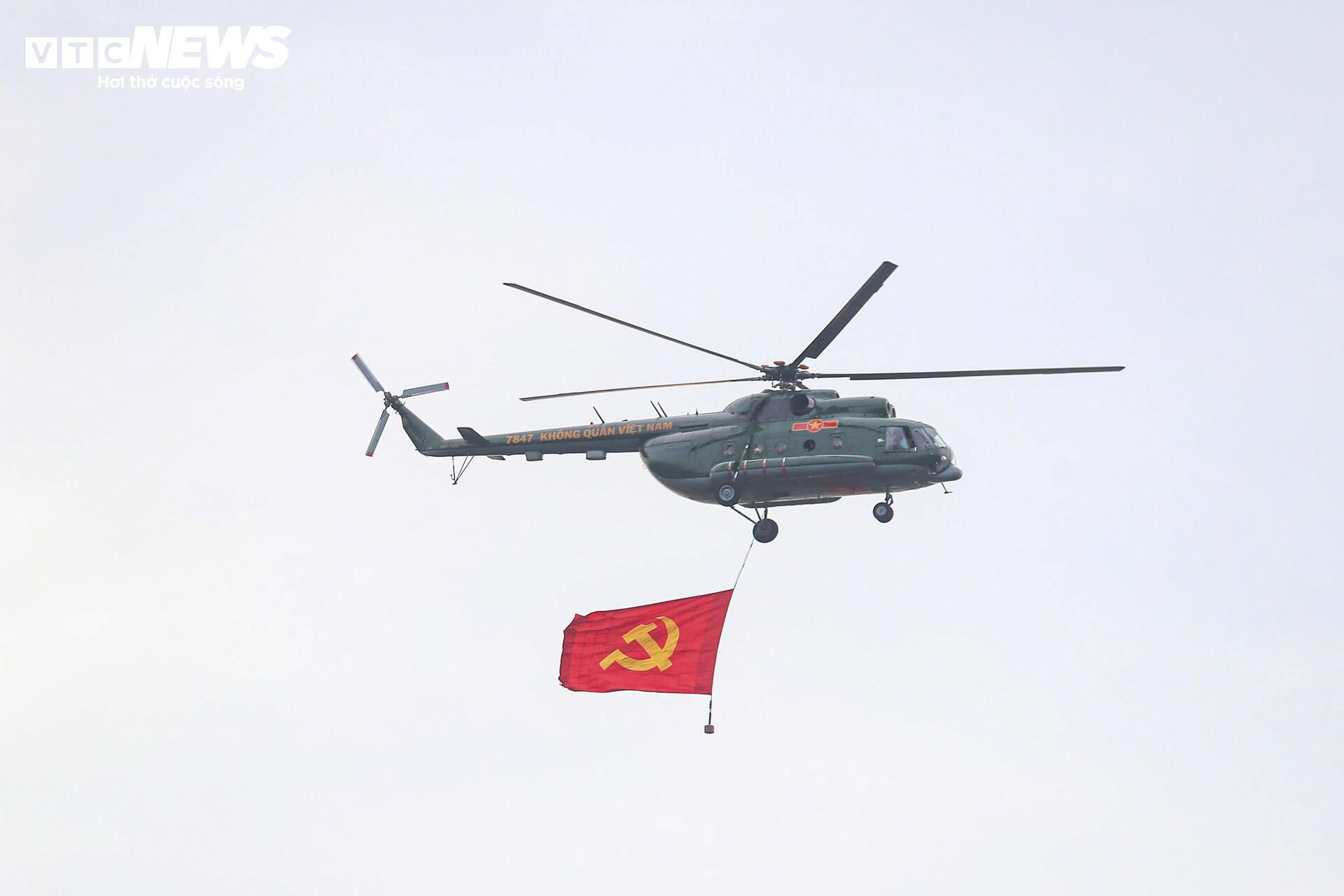 Mãn nhãn 'hổ mang chúa' Su-30MK2 thả bẫy nhiệt trên bầu trời Hà Nội - 11