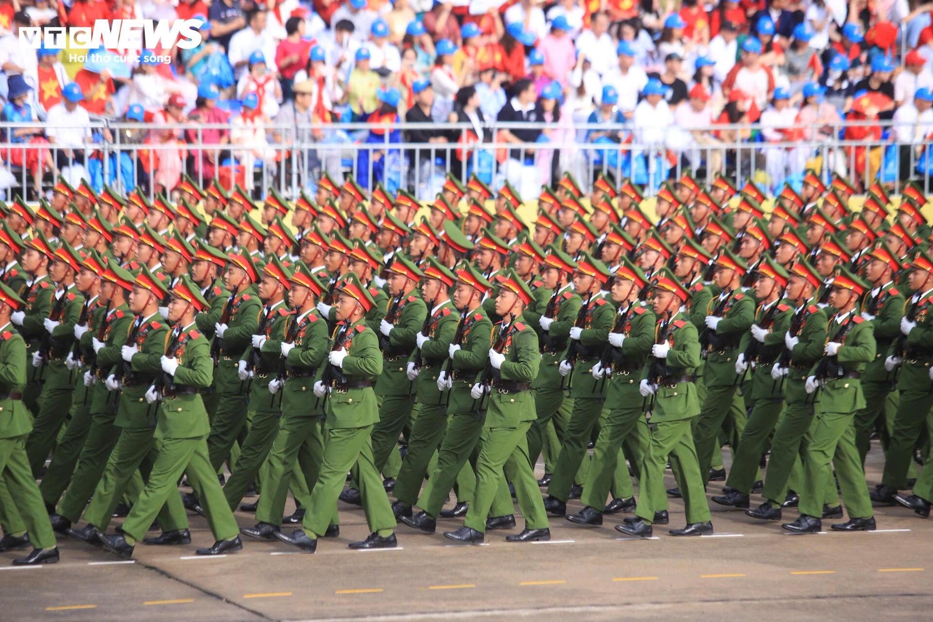 Xe đặc chủng và khối diễu binh Công an Nhân dân tiến vào quảng trường Ba Đình - 12