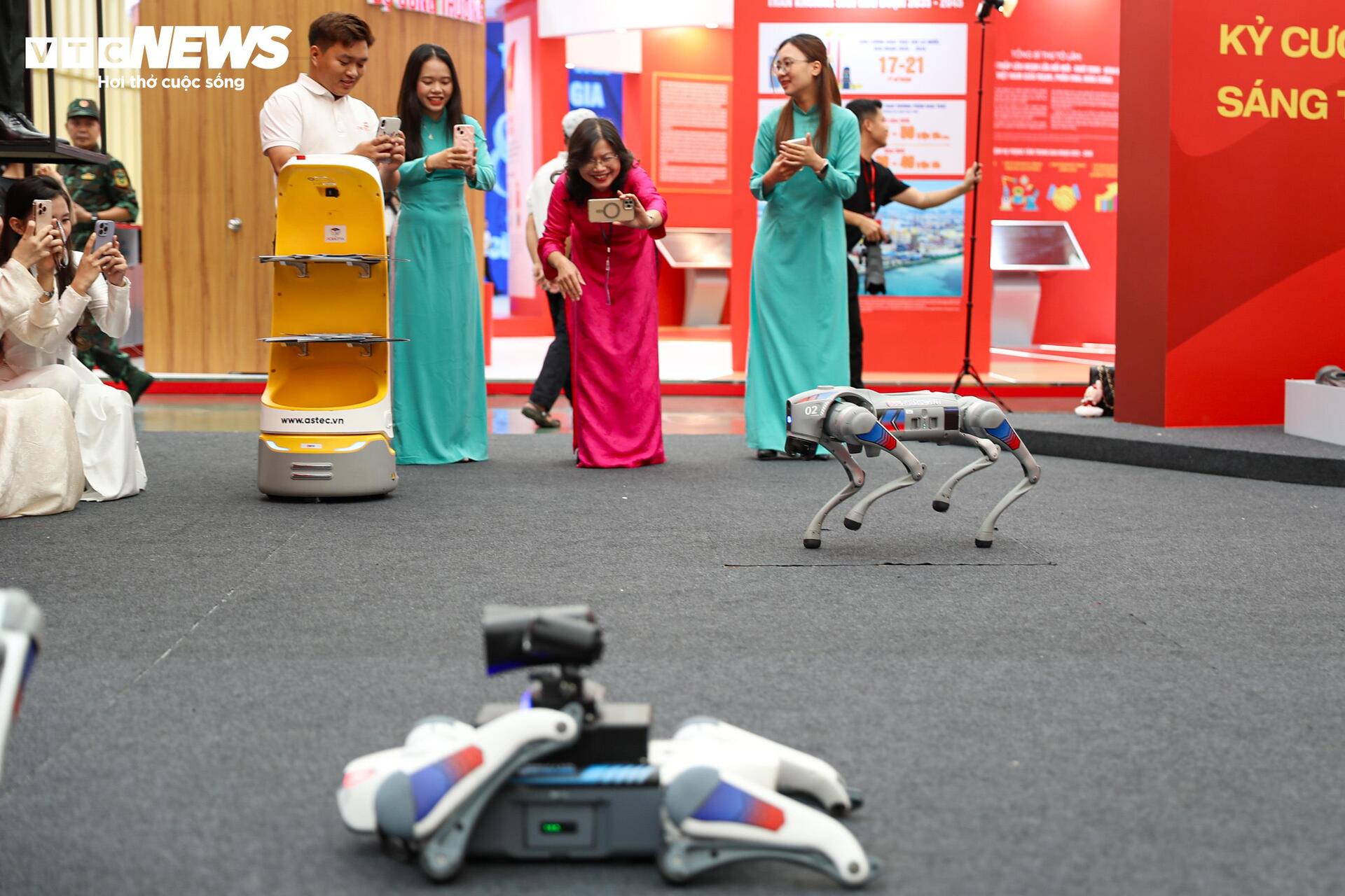 Cận cảnh dàn UAV, robot hiện đại của Bộ Công an tại Triển lãm thành tựu đất nước - 14