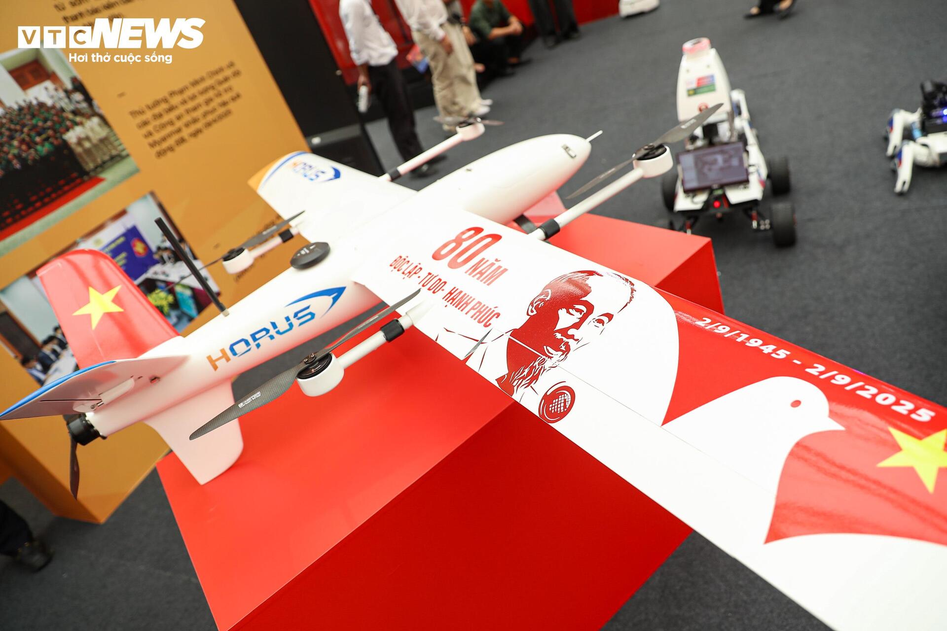 Cận cảnh dàn UAV, robot hiện đại của Bộ Công an tại Triển lãm thành tựu đất nước - 3
