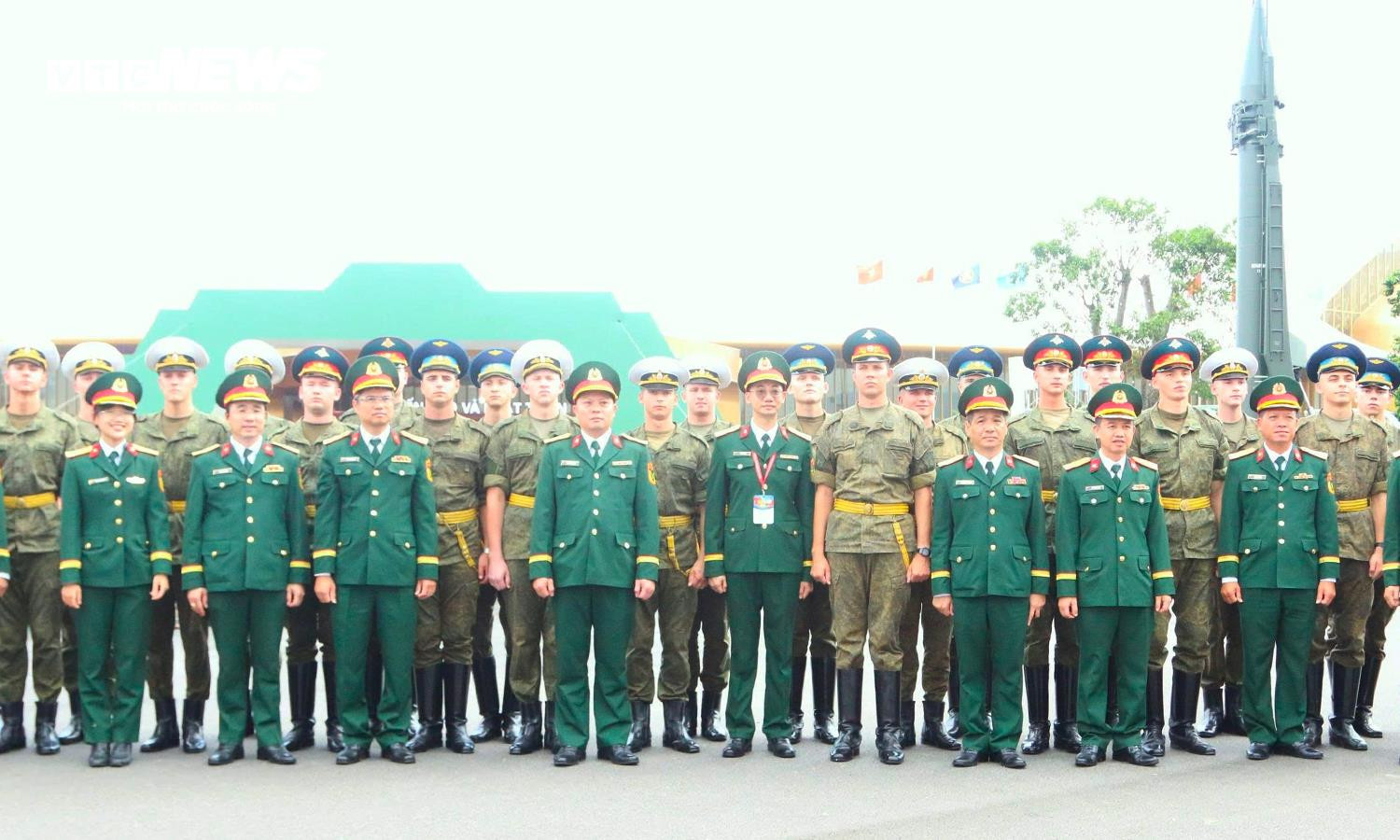 Quân nhân Nga, Lào, Campuchia chiêm ngưỡng UAV, tên lửa của Việt Nam - 4