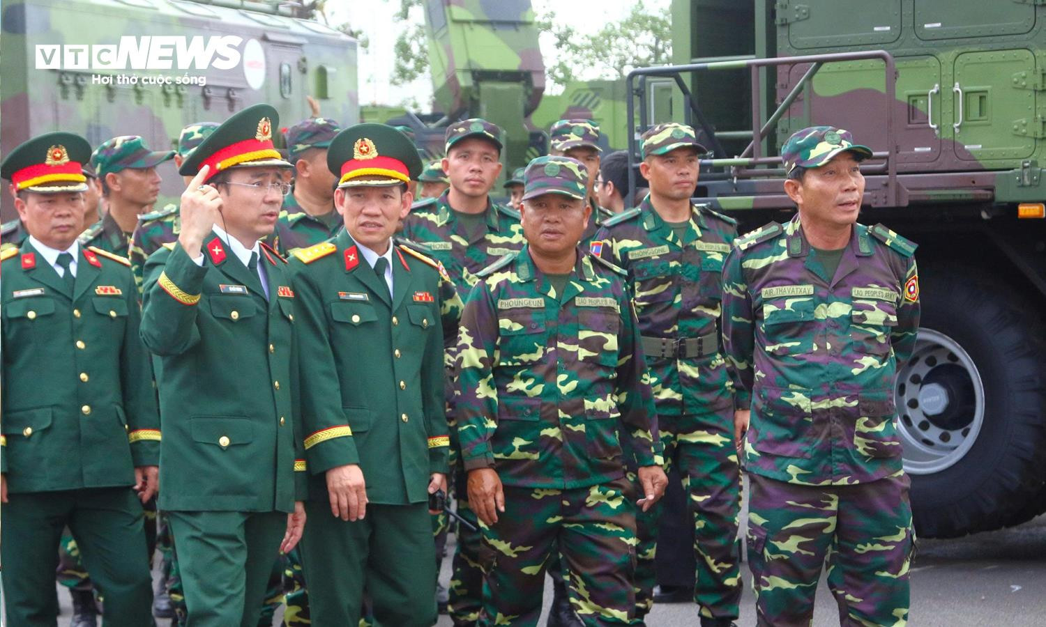 Quân nhân Nga, Lào, Campuchia chiêm ngưỡng UAV, tên lửa của Việt Nam - 8