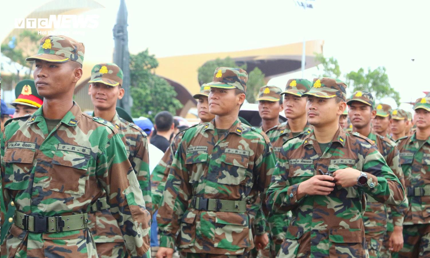 Quân nhân Nga, Lào, Campuchia chiêm ngưỡng UAV, tên lửa của Việt Nam - 10