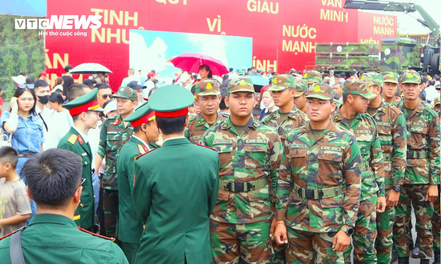 Quân nhân Nga, Lào, Campuchia chiêm ngưỡng UAV, tên lửa của Việt Nam - 9