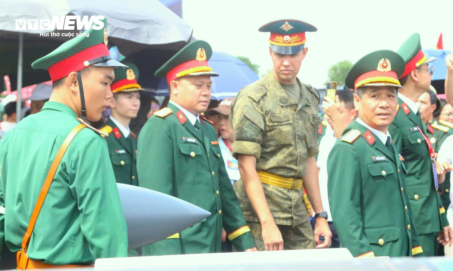 Quân nhân Nga, Lào, Campuchia chiêm ngưỡng UAV, tên lửa của Việt Nam - 3