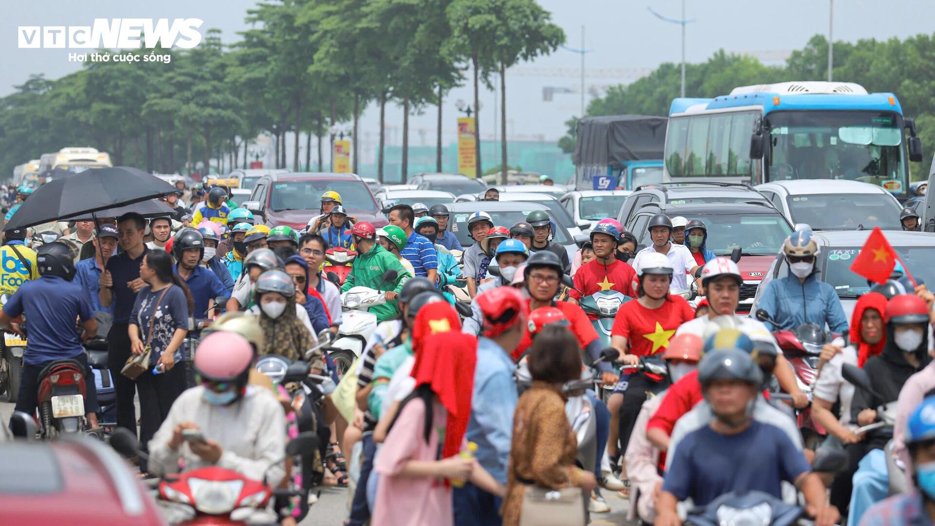 Hàng trăm nghìn người đổ về triển lãm thành tựu đất nước 80 năm, đường ùn tắc nhiều giờ - 1
