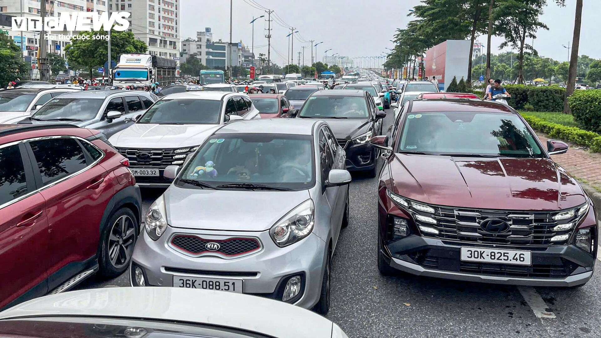 Hàng trăm nghìn người đổ về triển lãm thành tựu đất nước 80 năm, đường ùn tắc nhiều giờ - 2