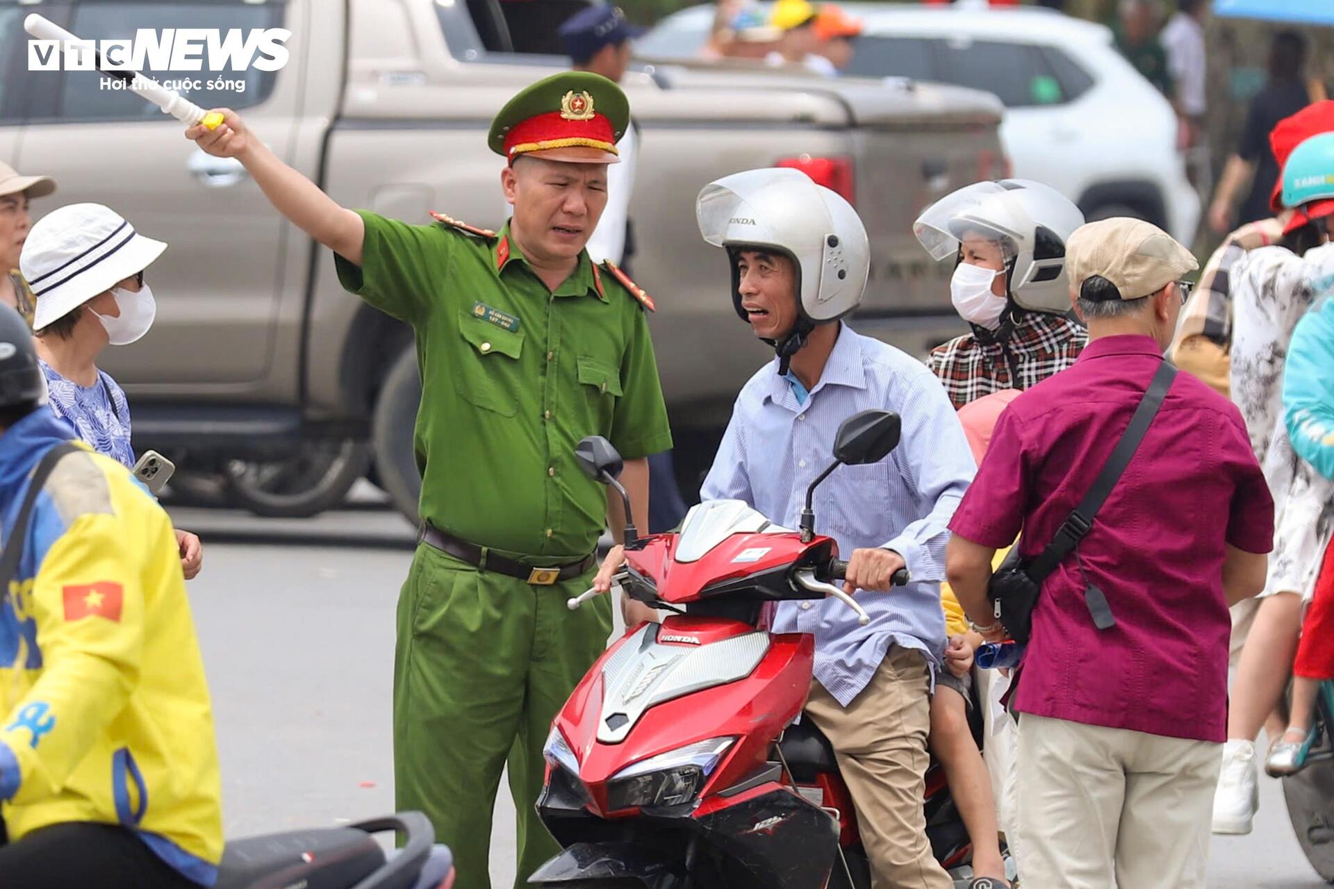 Hàng trăm nghìn người đổ về triển lãm thành tựu đất nước 80 năm, đường ùn tắc nhiều giờ - 6